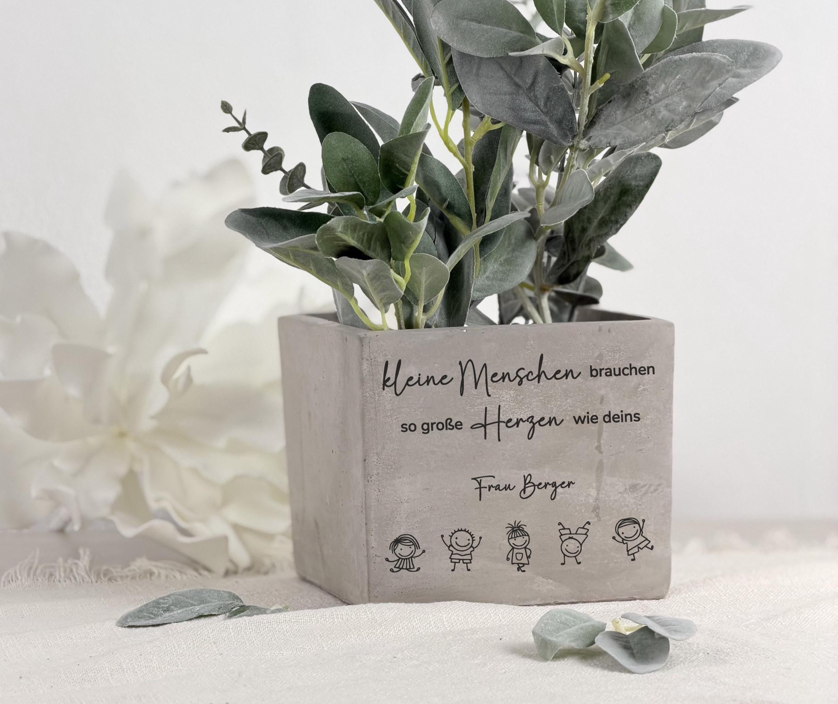 Geschenkidee Abschied Lehrer oder Erzieher mit liebevollem Blumentopf. Dieses personalisierte Geschenk drückt Wertschätzung aus und eignet sich hervorragend für Kindergarten, Kita oder Schule.
