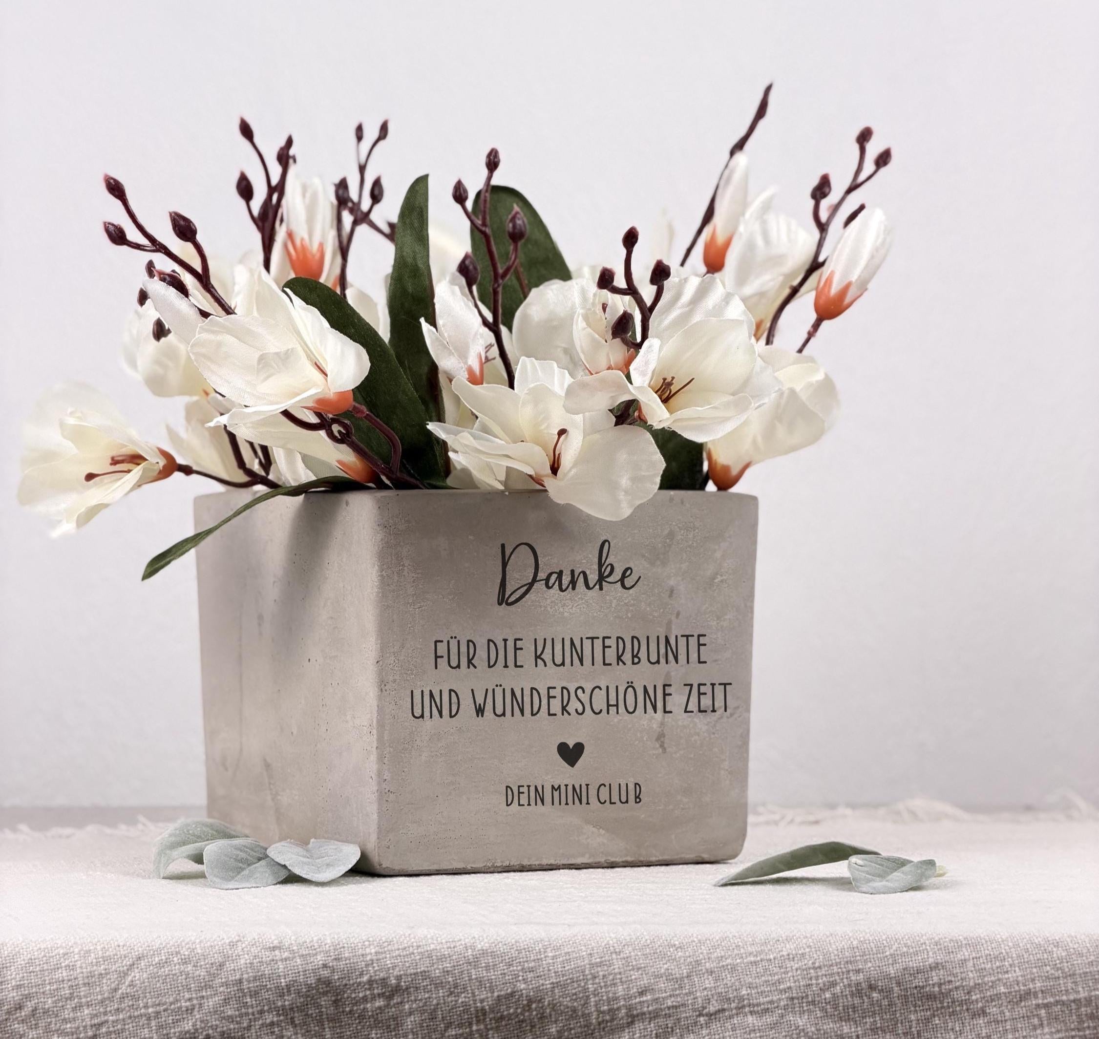 Personalisierter Blumentopf mit dem Spruch „Kleine Menschen brauchen so große Herzen wie deins“. Eine liebevolle Geschenkidee für Erzieherin, Lehrerin oder Tagesmutter zum Abschied im Kindergarten, in der Kita oder zum Schuljahresende. Perfekt als Dankeschön mit emotionaler Bedeutung.