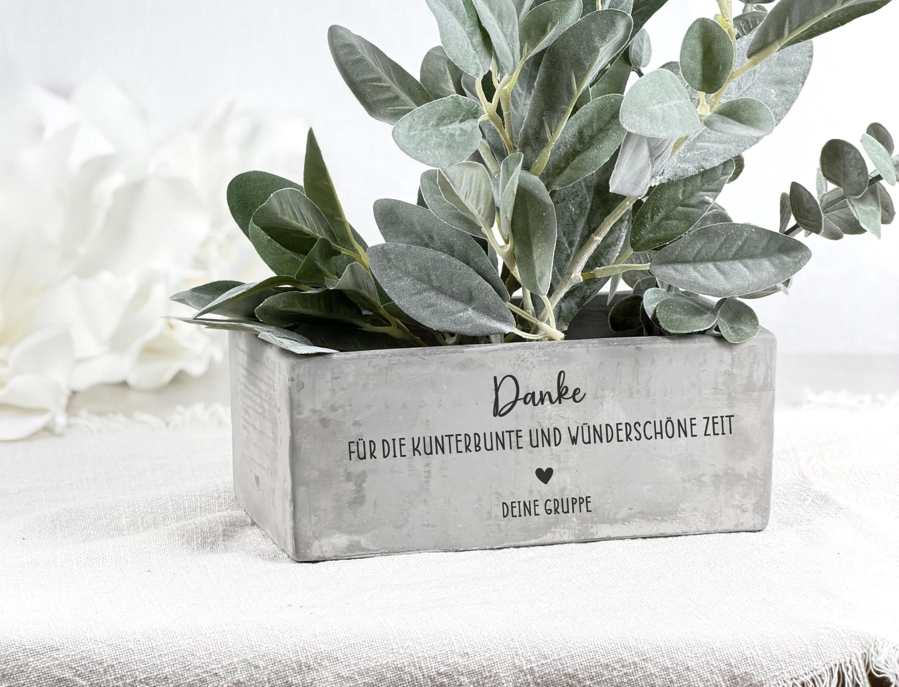 Blumentopf personalisiert als Abschiedsgeschenk für Erzieherin mit liebevollem Spruch. Dieses besondere Geschenk eignet sich ideal für Kindergarten, Kita oder Schule und bleibt als schöne Erinnerung lange erhalten.