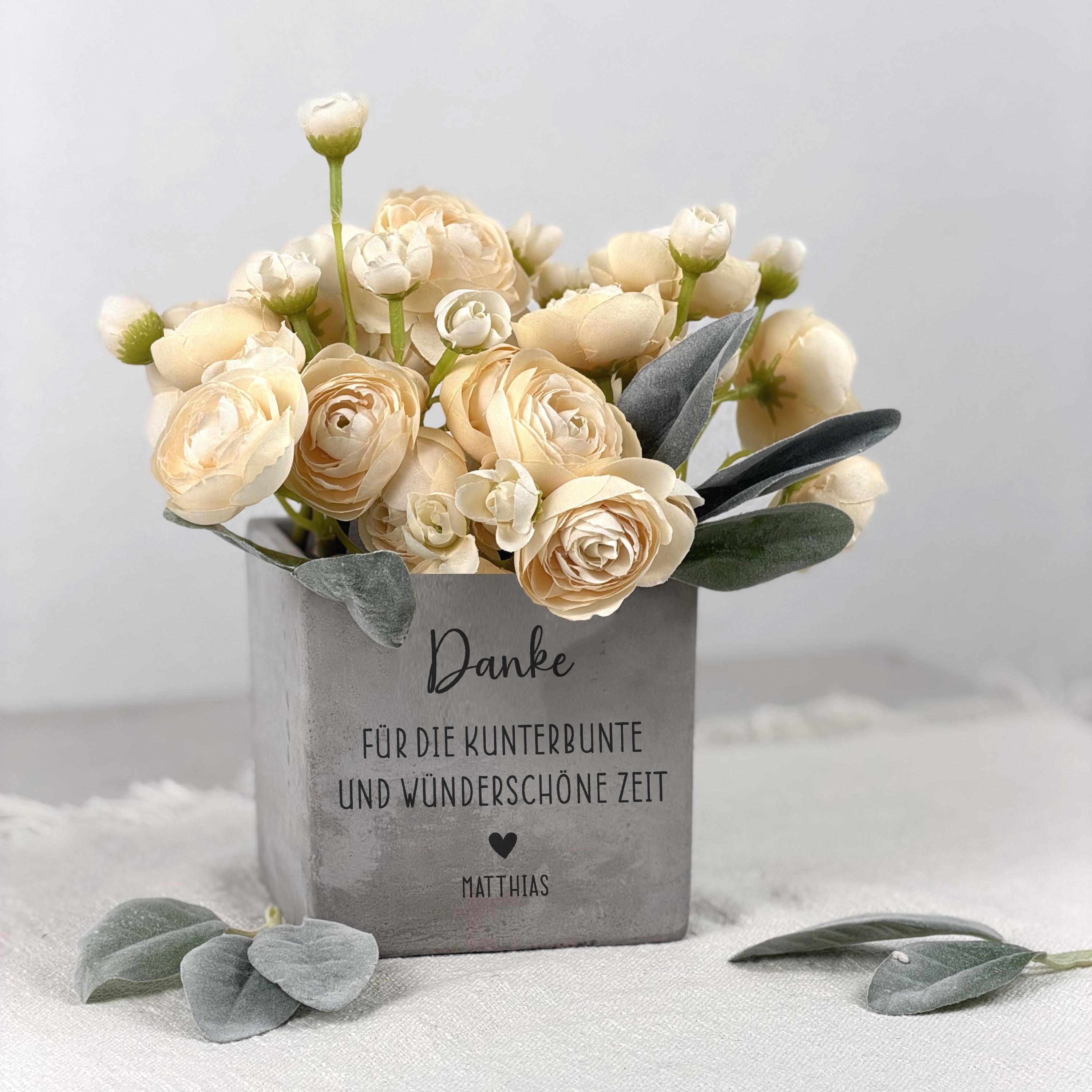 Geschenk für Erzieherin oder Lehrer als dekorativer Blumentopf mit persönlicher Botschaft. Der Spruch „Kleine Menschen brauchen so große Herzen wie deins“ macht dieses Geschenk besonders herzlich und emotional.