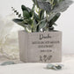 Personalisierter Blumentopf mit dem Spruch „Kleine Menschen brauchen so große Herzen wie deins“ als liebevolles Abschiedsgeschenk für Erzieherin oder Lehrerin. Dieses dekorative Geschenk eignet sich perfekt für Kindergarten, Kita oder Schule und bleibt als emotionale Erinnerung an die gemeinsame Zeit erhalten.
