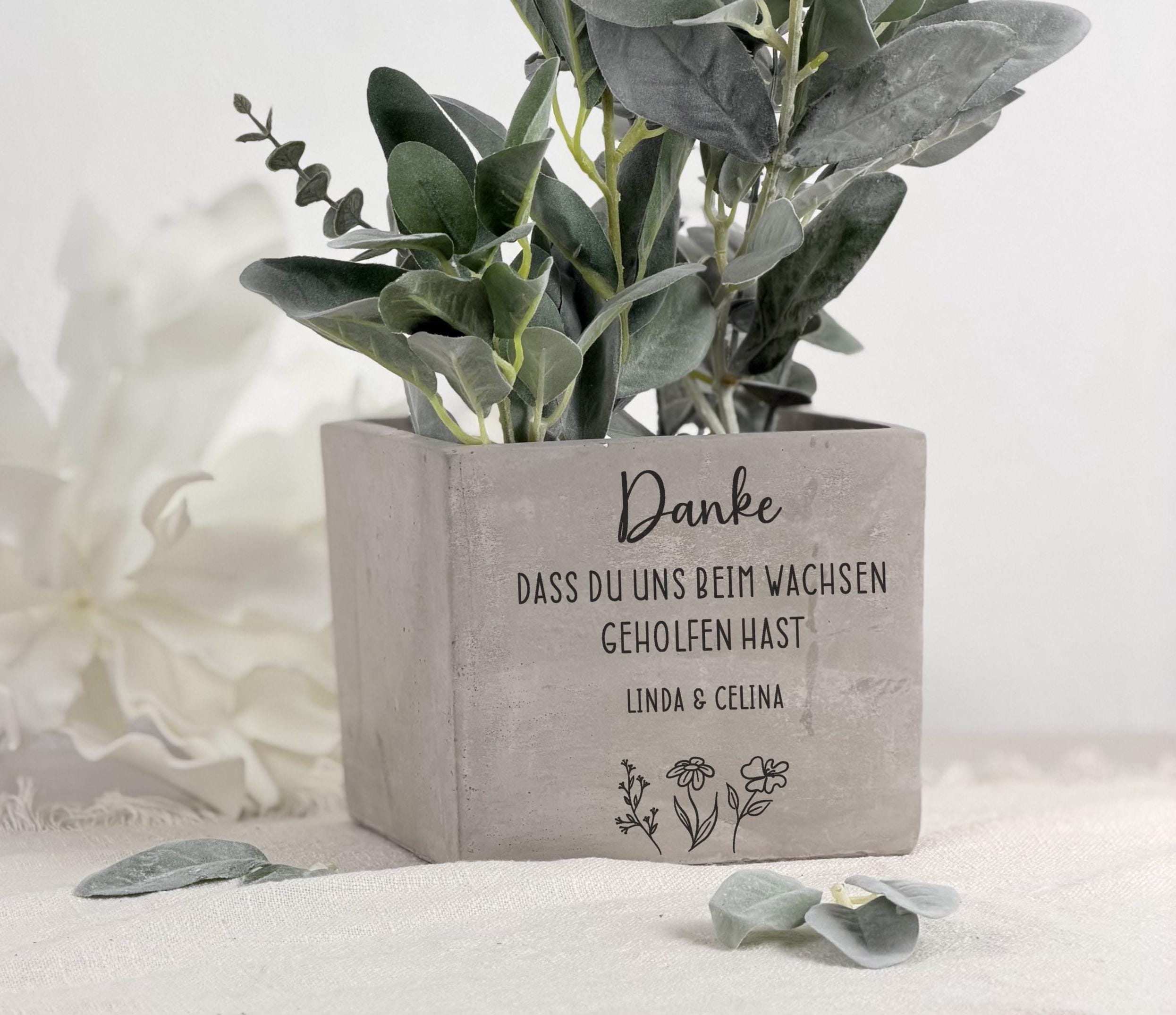 Personalisierter Blumentopf mit dem Spruch „Kleine Menschen brauchen so große Herzen wie deins“ als liebevolles Abschiedsgeschenk für Erzieherin oder Lehrerin. Dieses dekorative Geschenk eignet sich perfekt für Kindergarten, Kita oder Schule und bleibt als emotionale Erinnerung an die gemeinsame Zeit erhalten.