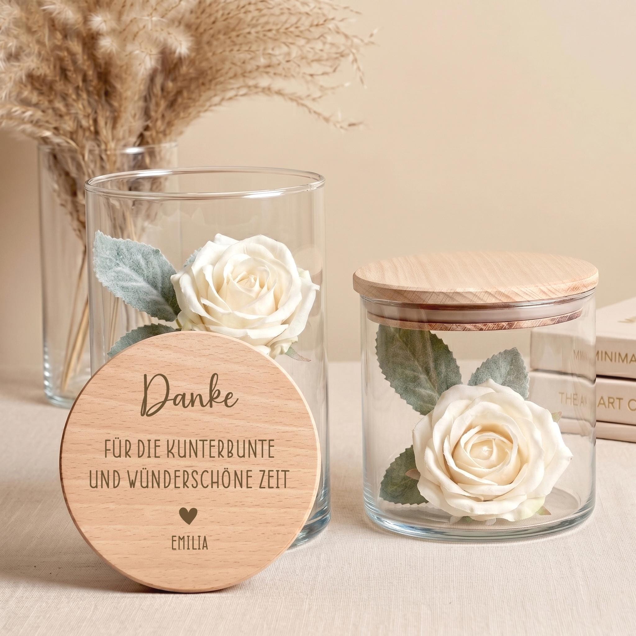 Geschenk für Lehrerin als personalisiertes Vorratsglas mit Gravur. Dieses Glas ist eine schöne Aufmerksamkeit zum Schuljahresende oder Abschied und kann vielseitig genutzt werden.