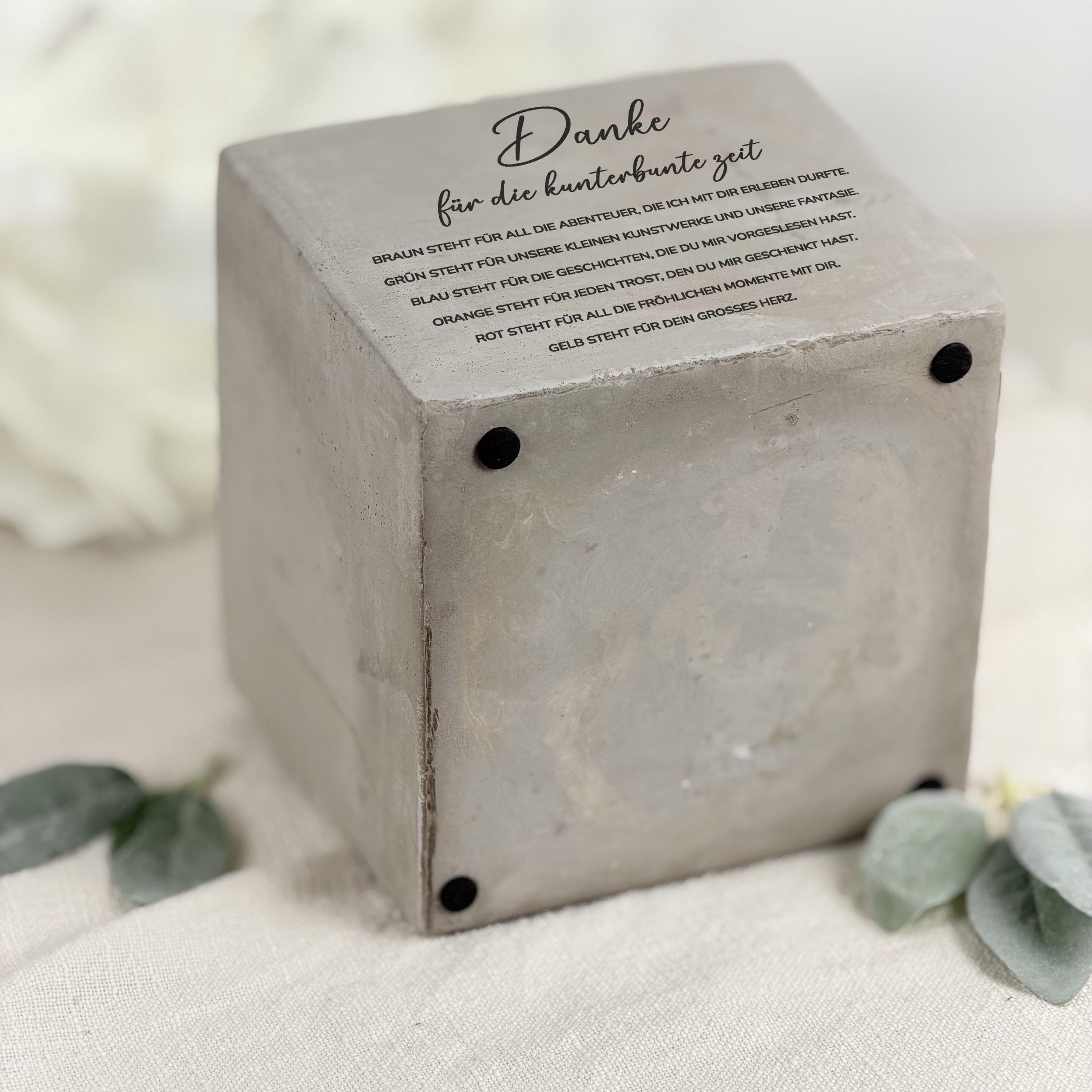 Blumentopf Geschenk mit Name als Abschiedsgeschenk Kindergarten oder Schule. Die personalisierte Gravur macht jedes Stück zu einem Unikat und eignet sich ideal als dekoratives Erinnerungsstück für Zuhause.