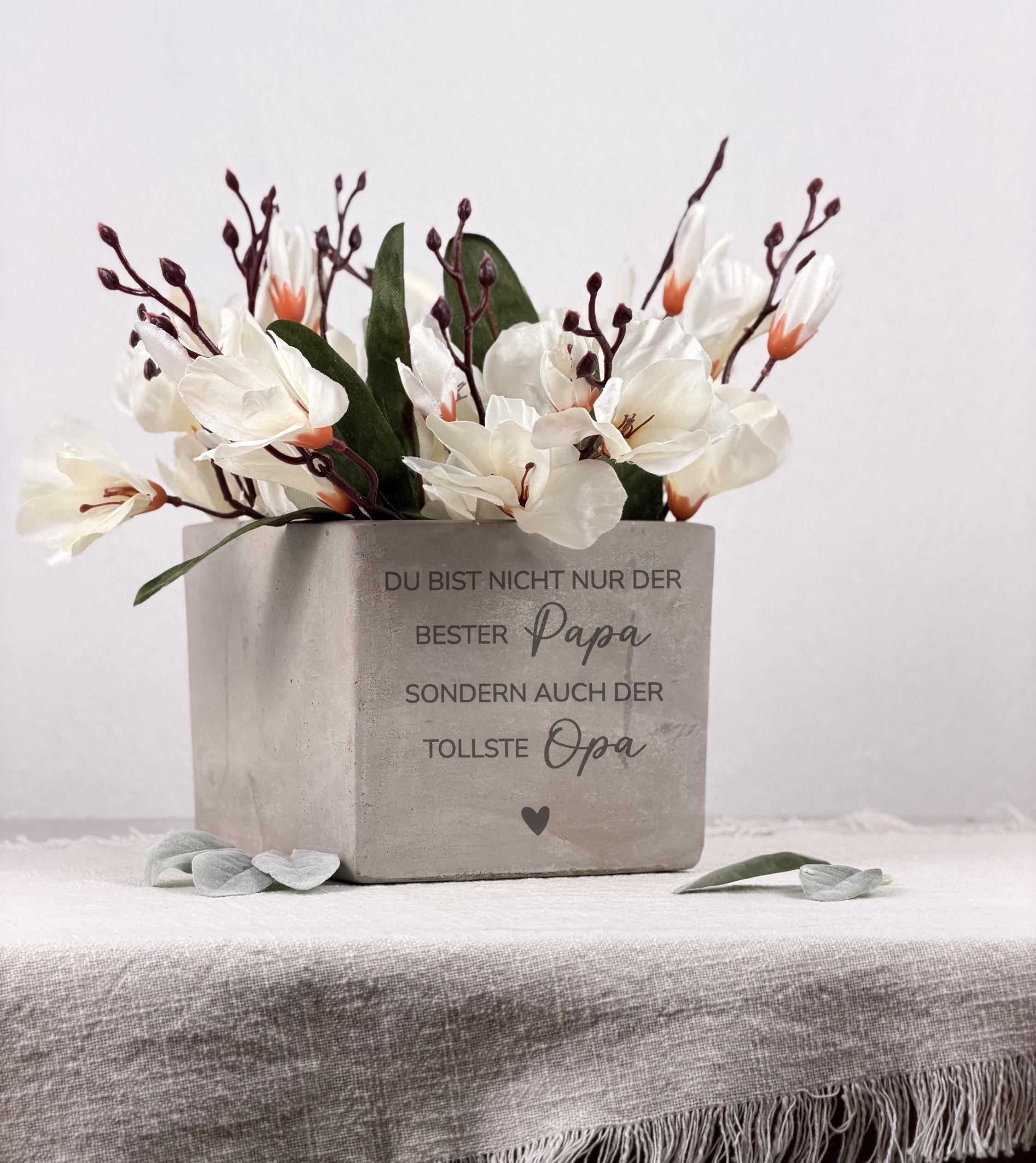 Personalisiertes Geschenk für Papa als Blumentopf mit individueller Gravur. Ideal als Vatertagsgeschenk, Geburtstagsgeschenk oder kleine Aufmerksamkeit von Kindern mit persönlicher Botschaft.