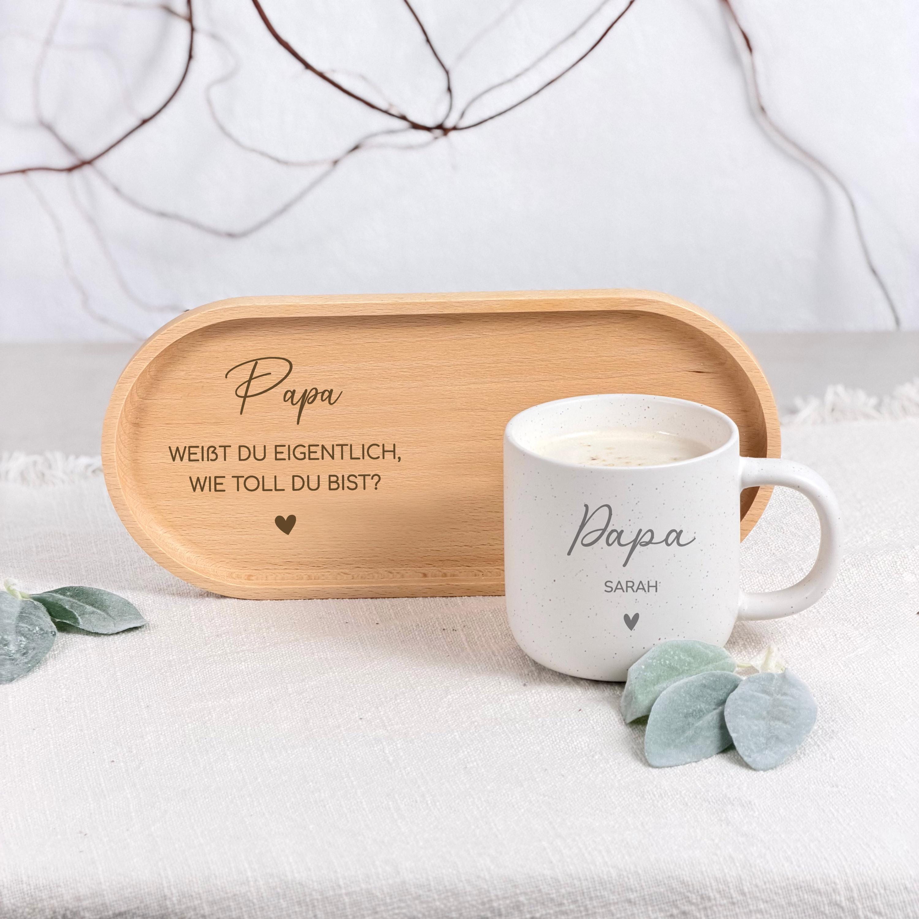 Vatertagsgeschenk Geschenkset Tasse und Tablett mit personalisierter Keramiktasse und Holztablett Gravur für Papa. Dieses liebevolle Set eignet sich perfekt als Geschenk zum Vatertag, Geburtstag oder besondere Überraschung. Ideal für Kaffee, Tee oder Kakao und eine stilvolle Aufmerksamkeit für Zuhause.