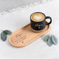 Geschenk für Papa Tasse im Geschenkset mit Holztablett. Diese personalisierte Keramiktasse eignet sich perfekt als Vatertag Geschenk Opa, Geburtstagsgeschenk Papa oder kleine Aufmerksamkeit mit emotionalem Wert.