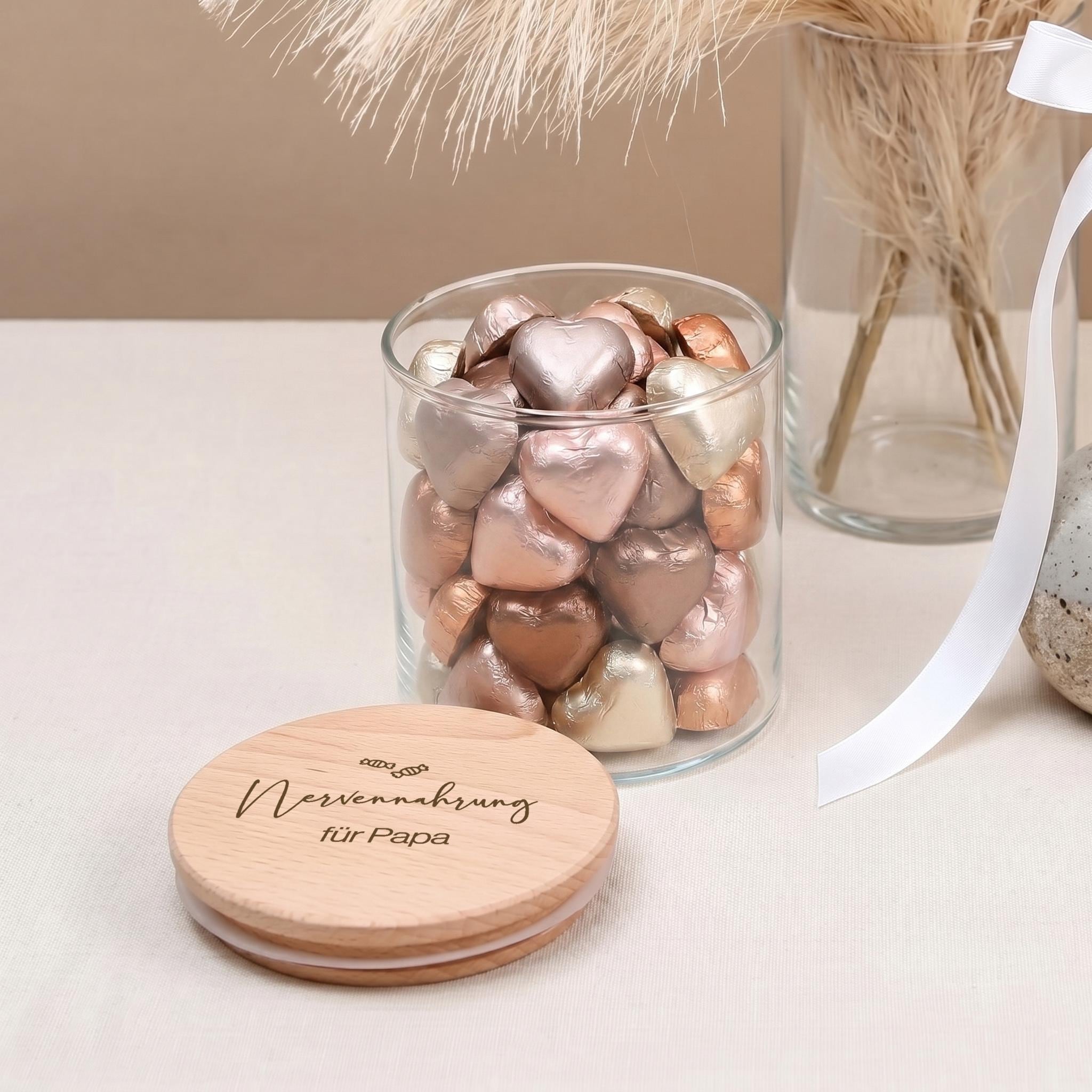 Vatertag Papa Geschenk als personalisiertes Vorratsglas mit Gravur. Diese Keksdose eignet sich perfekt als Geschenk für Papa, bester Papa Geschenk oder kreative Geldgeschenkidee Geburtstag Papa. Das Glas verbindet praktischen Nutzen mit emotionalem Wert und ist eine stilvolle Überraschung.