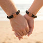 Personalisiertes Armband mit Gravur aus Segeltau und Holzelementen als besondere Geschenkidee für Männer und Frauen. Das individuelle Armband kann mit Namen, Initialen oder einem wichtigen Datum graviert werden und eignet sich perfekt als Geschenk für Partner, Freund, Papa oder Lieblingsmenschen zum Geburtstag, Jahrestag oder Vatertag.