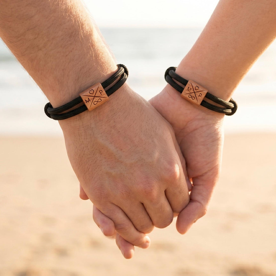 Personalisiertes Armband mit Gravur aus Segeltau und Holzelementen als besondere Geschenkidee für Männer und Frauen. Das individuelle Armband kann mit Namen, Initialen oder einem wichtigen Datum graviert werden und eignet sich perfekt als Geschenk für Partner, Freund, Papa oder Lieblingsmenschen zum Geburtstag, Jahrestag oder Vatertag.
