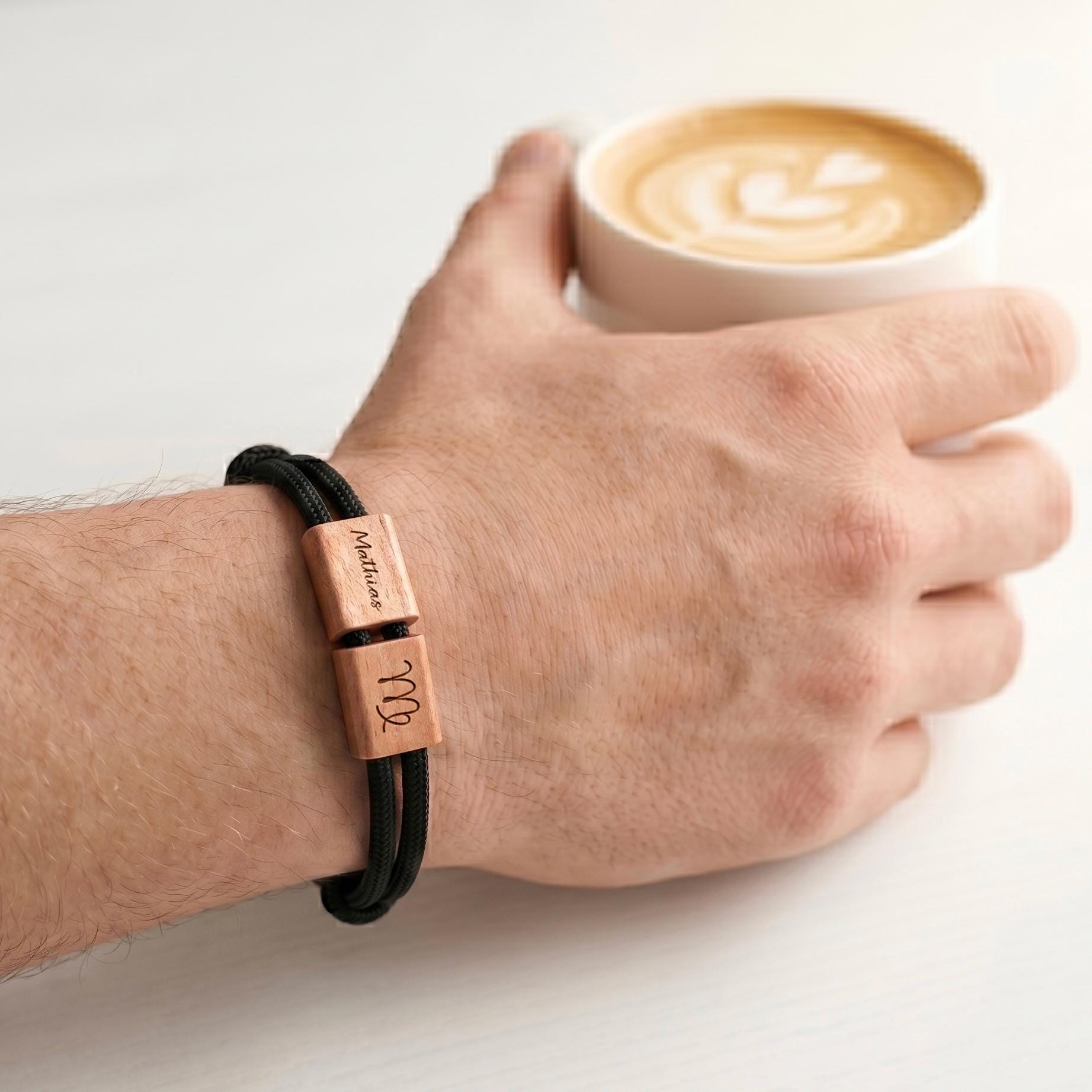 Geschenk Männer personalisiert als Armband mit individueller Gravur. Ideal für Papa, Partner oder Freund und perfekt geeignet als Geburtstagsgeschenk, Vatertagsgeschenk oder Jahrestag Geschenk mit emotionalem Erinnerungswert.