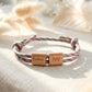 Familien Armband mit Initialen als emotionales Schmuckstück für Mama, Papa oder Partner. Die personalisierten Holzelemente können individuell graviert werden und machen jedes Armband zu einem einzigartigen Erinnerungsstück.