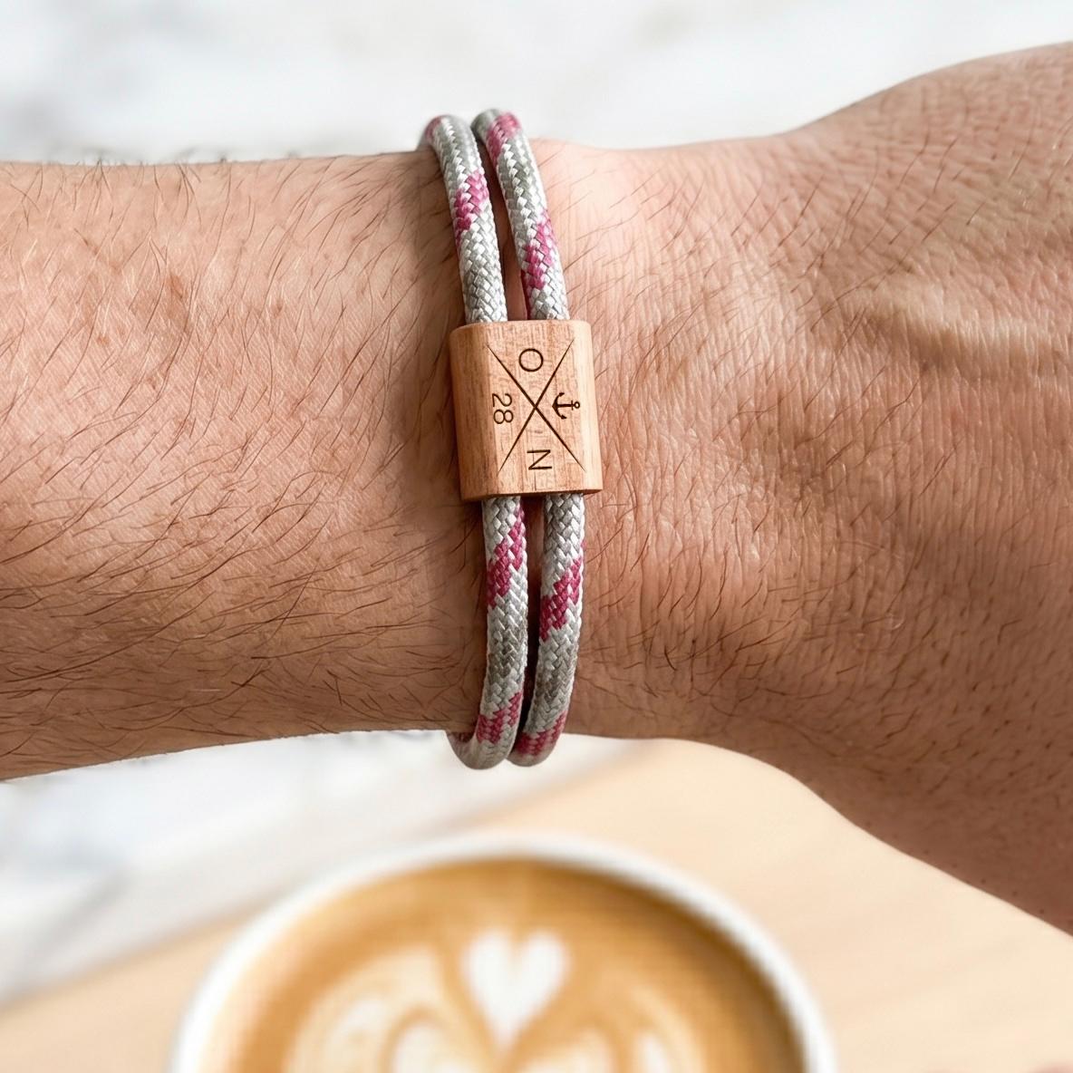 Jahrestag Geschenk für ihn als personalisiertes Holzarmband mit Gravur. Dieses stilvolle Armband eignet sich ideal als romantisches Geschenk für Partner oder Ehemann mit persönlicher Botschaft.