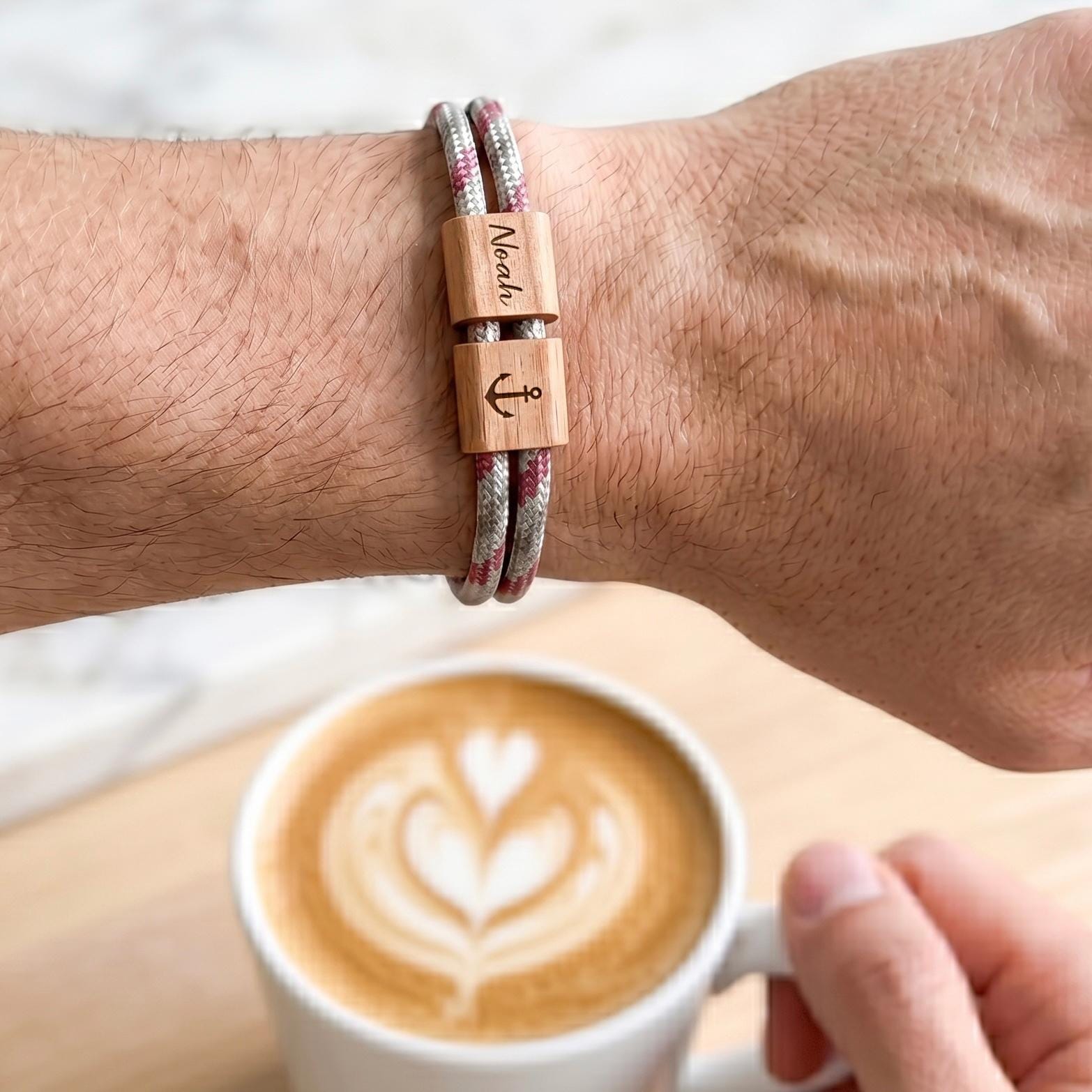 Personalisiertes Armband Papa als stilvolles Geschenk mit Namen oder Initialen der Kinder. Perfekt als Geschenk zum Geburtstag, Vatertag oder Weihnachten und eine besondere Erinnerung für jeden Tag.