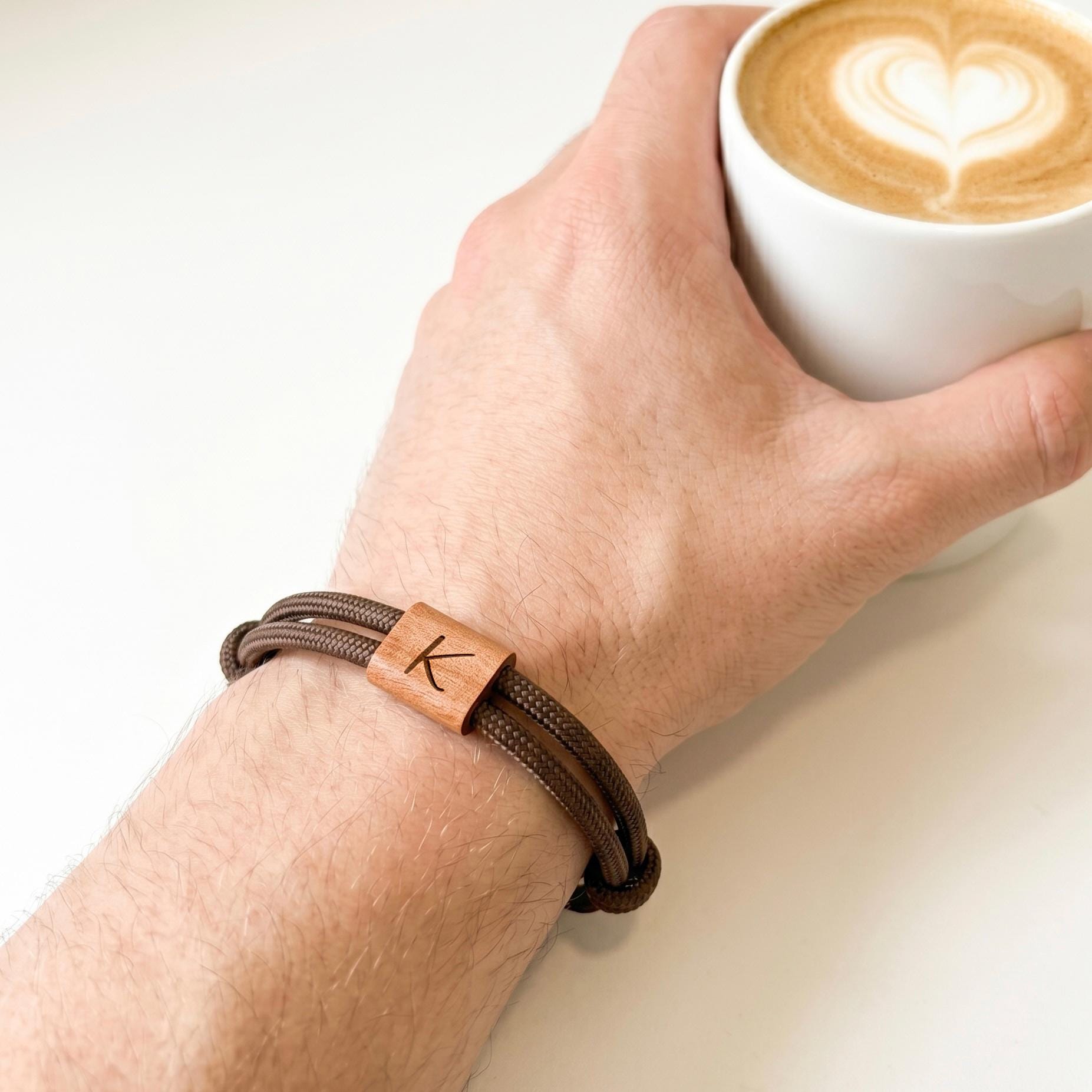 Armband personalisiert mit Gravur und naturbelassenen Holzelementen als Geschenkidee für Männer und Frauen. Perfekt für Alltag, besondere Anlässe oder als liebevolles Erinnerungsstück mit emotionaler Bedeutung.