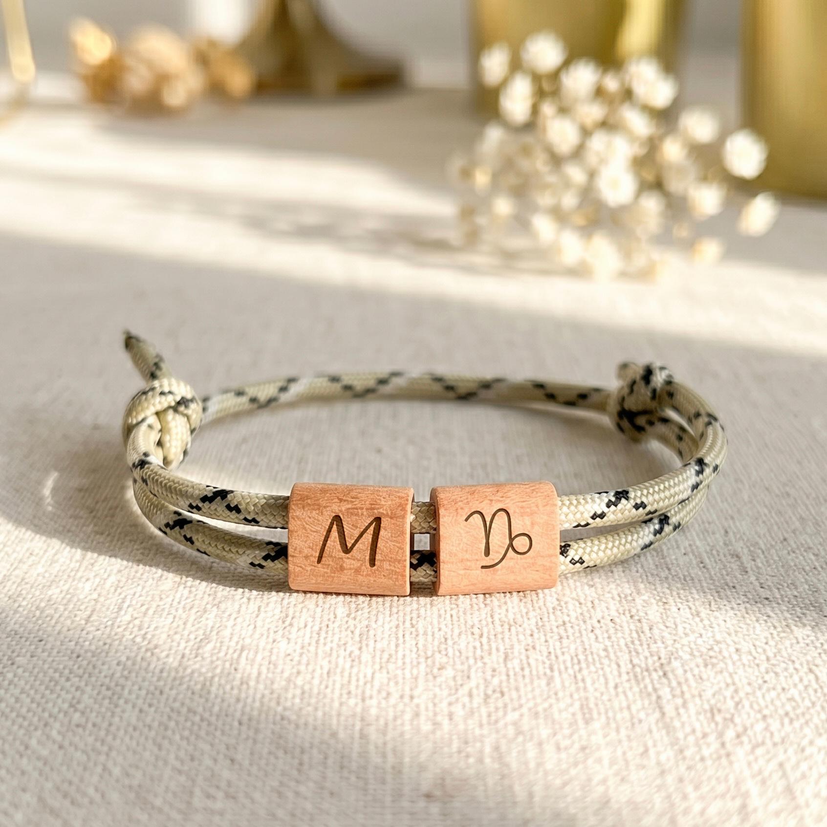 Personalisierte Geschenke Mann als handgemachtes Armband aus Segeltau und Treibholz. Die natürliche Maserung macht jedes Holzstück einzigartig und sorgt für einen individuellen Look.