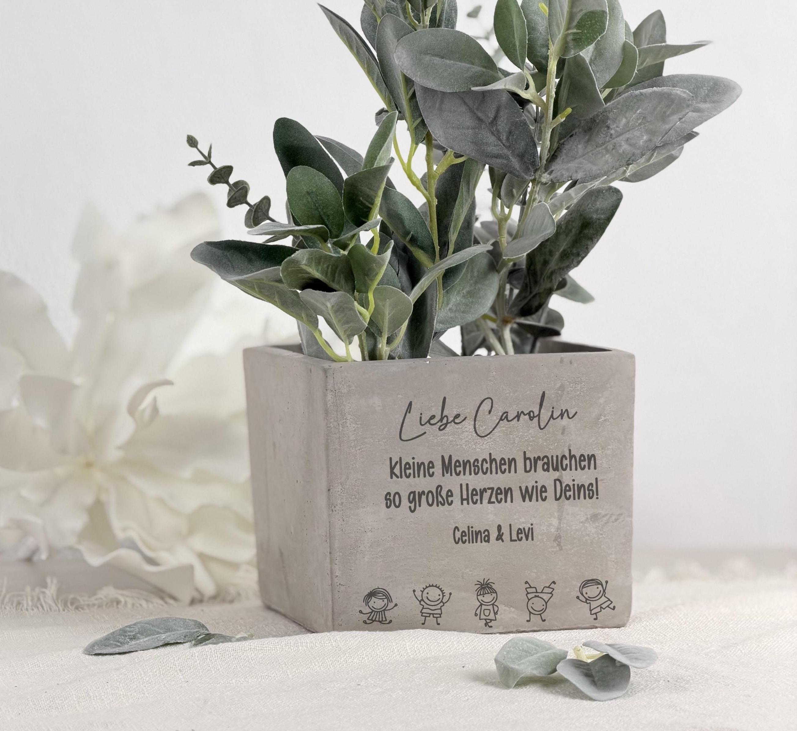 Abschiedsgeschenk Erzieherin als personalisierter Blumentopf mit inspirierendem Spruch. Ideal für Blumen oder Pflanzen und eine schöne Möglichkeit, Danke zu sagen zum Kita Abschied, Schuljahresende oder Ruhestand. Ein Geschenk mit Herz und persönlicher Bedeutung.