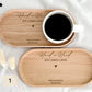 Personalisiertes Geschenkset mit Kaffeetasse und Tablett für Brautpaar, Gravur Mr und Mrs mit Namen, einzigartiges Hochzeitsgeschenk, dekoratives und praktisches Set, ideal für Kaffee, Tee oder Frühstück, liebevolle Geschenkidee zur Hochzeit. Persönliches Geschenk für Ehepaare mit zwei gravierten Tassen, gestaltet mit Namen und Datum für eine einzigartige und emotionale Erinnerung.