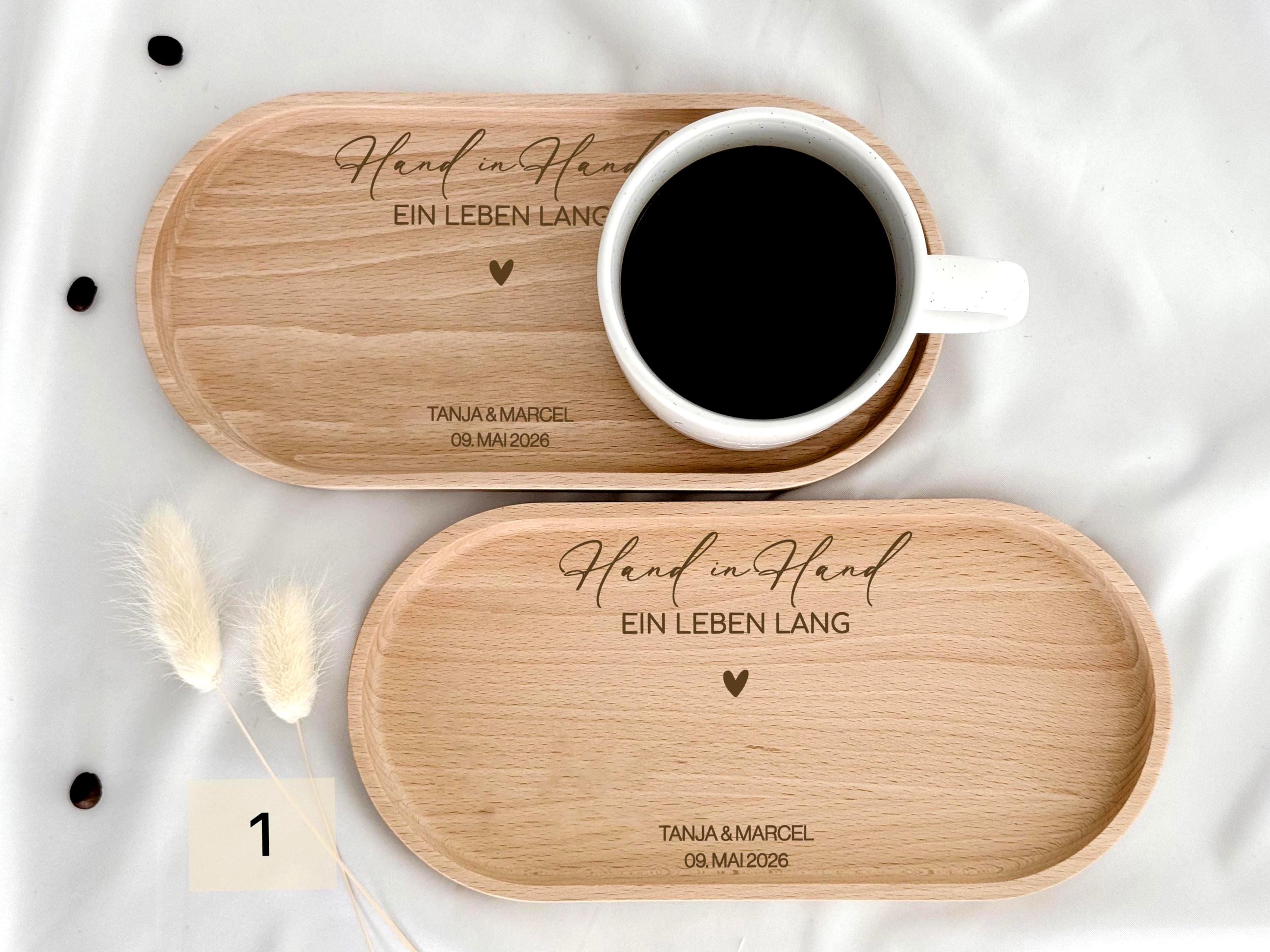 Personalisiertes Geschenkset mit Kaffeetasse und Tablett für Brautpaar, Gravur Mr und Mrs mit Namen, einzigartiges Hochzeitsgeschenk, dekoratives und praktisches Set, ideal für Kaffee, Tee oder Frühstück, liebevolle Geschenkidee zur Hochzeit. Persönliches Geschenk für Ehepaare mit zwei gravierten Tassen, gestaltet mit Namen und Datum für eine einzigartige und emotionale Erinnerung.