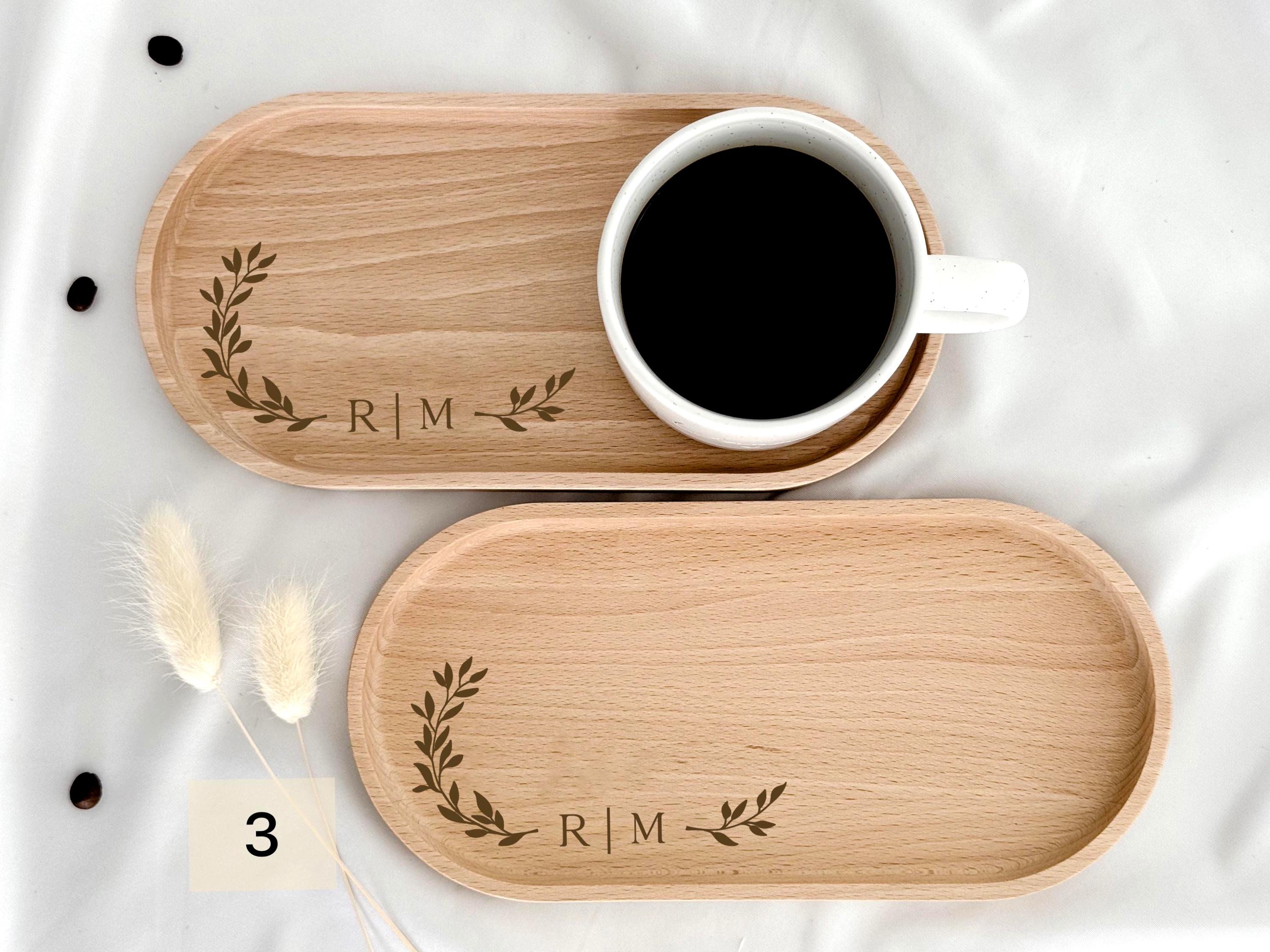 Personalisiertes Geschenkset mit Kaffeetasse und Tablett für Brautpaar, Gravur Mr und Mrs mit Namen, einzigartiges Hochzeitsgeschenk, dekoratives und praktisches Set, ideal für Kaffee, Tee oder Frühstück, liebevolle Geschenkidee zur Hochzeit.