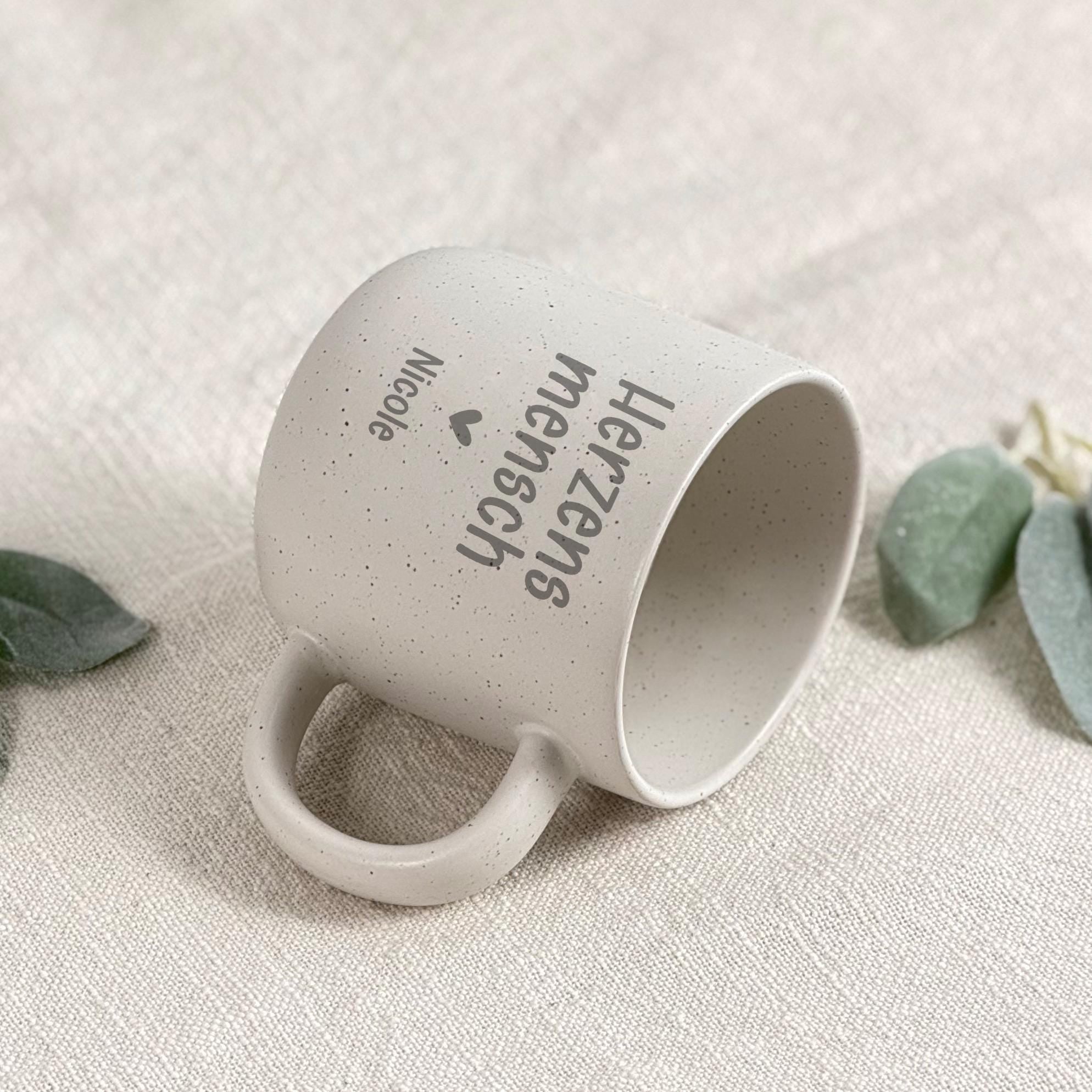 Personalisierte Tasse mit Herz als Geburtstagsgeschenk für Frauen. Die hochwertige Gravur macht jede Tasse zu einem einzigartigen Lieblingsstück für den Alltag.