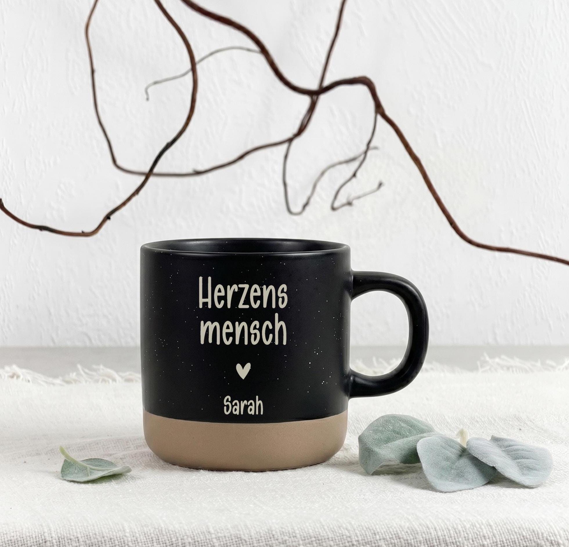 Kaffeetasse mit Gravur und Wunschname als individuelles Geburtstagsgeschenk für Frauen. Diese hochwertige Keramiktasse ist ideal für den täglichen Gebrauch und sorgt mit ihrer persönlichen Gravur für besondere Momente.