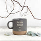 Geschenk für Freundin als personalisierte Tasse mit Herzmotiv. Die stilvolle Steingut Tasse eignet sich perfekt als Geburtstagsgeschenk oder kleine Aufmerksamkeit für einen besonderen Herzensmenschen.