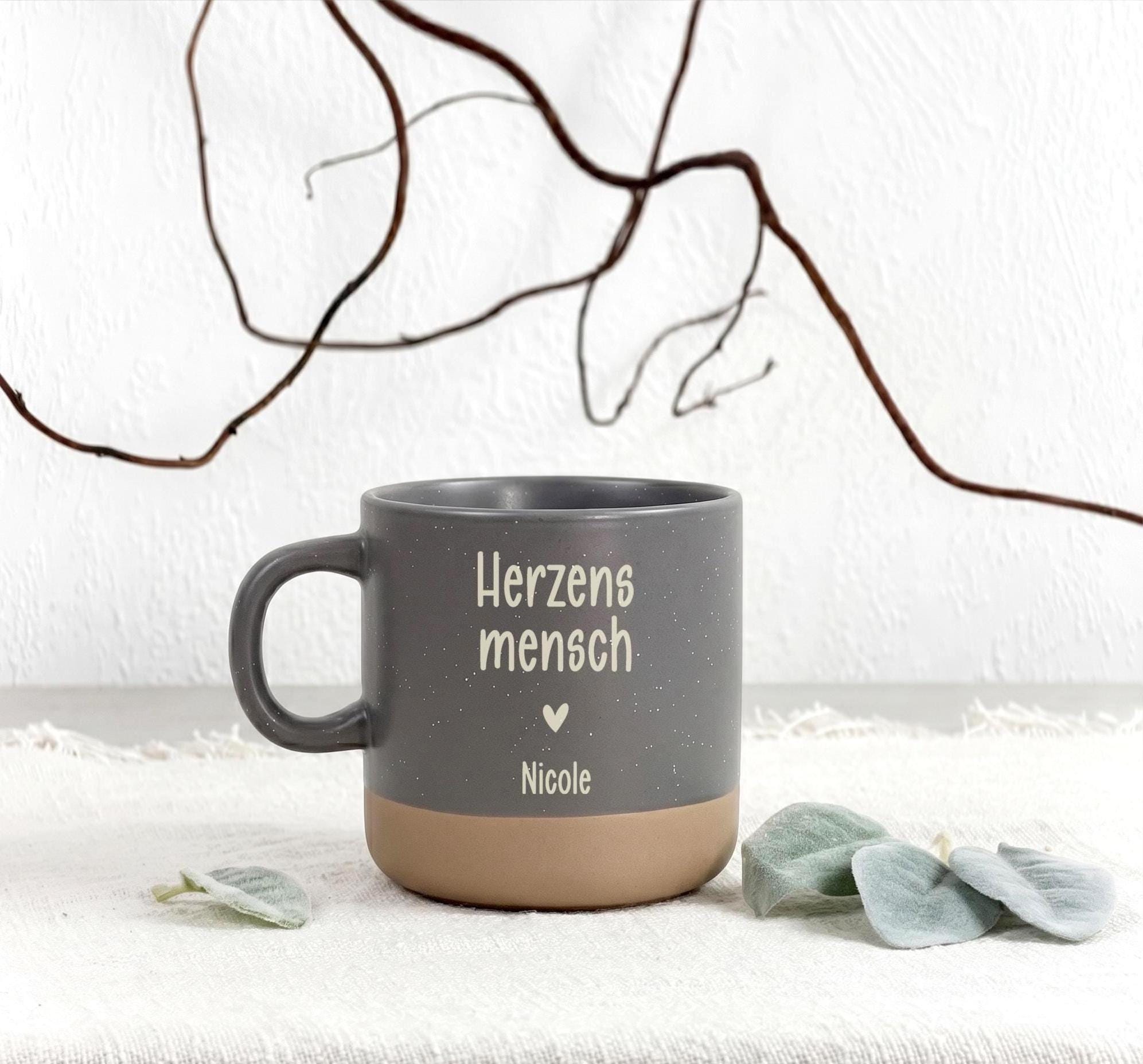 Geschenk für Freundin als personalisierte Tasse mit Herzmotiv. Die stilvolle Steingut Tasse eignet sich perfekt als Geburtstagsgeschenk oder kleine Aufmerksamkeit für einen besonderen Herzensmenschen.