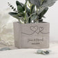 Blumentopf personalisiert mit Gravur als Geschenkidee zur Hochzeit oder Verlobung. Das hochwertige Design in Betonoptik macht dieses Geschenk zu einem stilvollen Highlight mit persönlicher Botschaft und bleibendem Erinnerungswert.