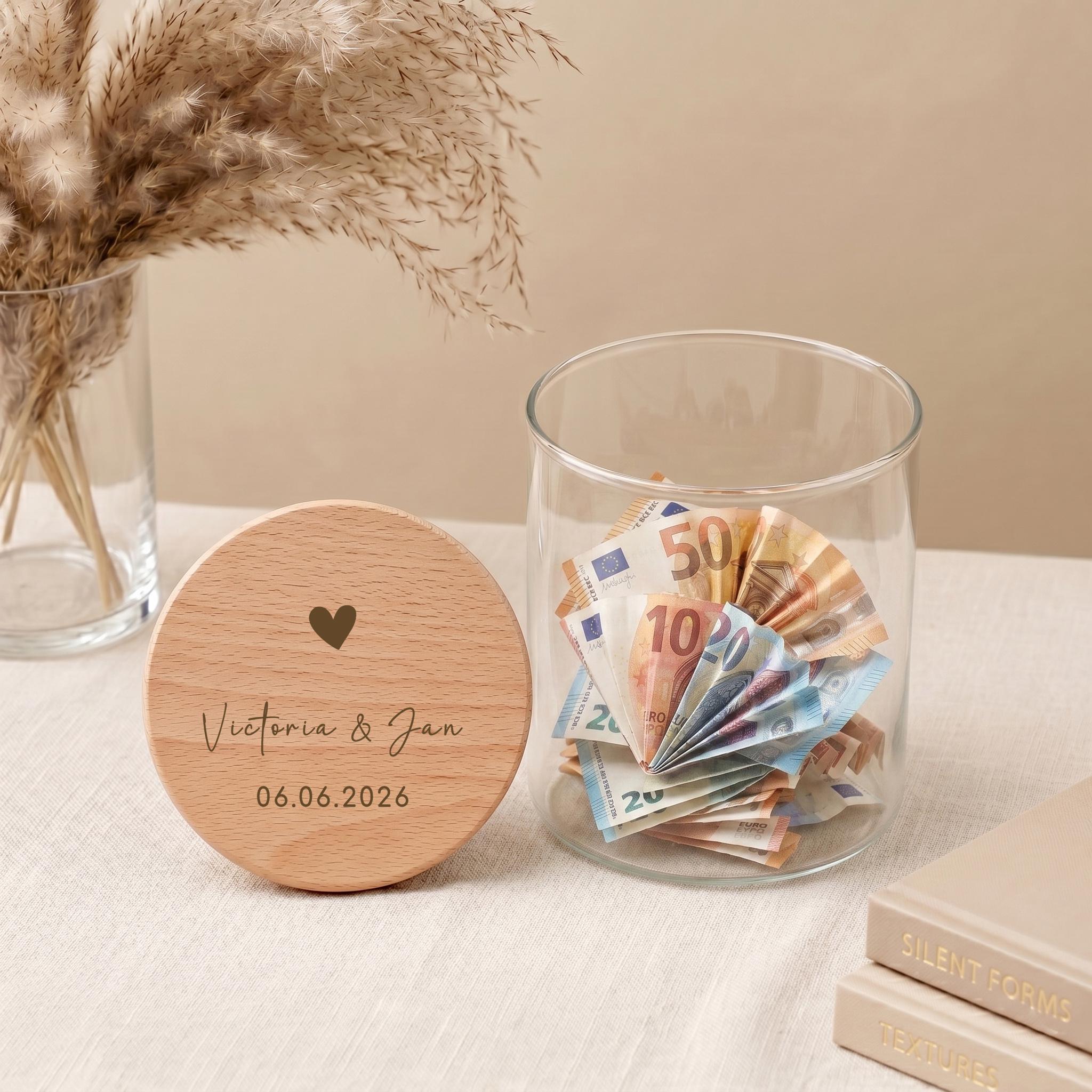 Vorratsglas Hochzeit Geschenk als liebevolle Aufmerksamkeit für Braut und Bräutigam. Dieses personalisierte Glas kann mit Süßigkeiten, Trockenblumen oder Geldgeschenken individuell befüllt werden.