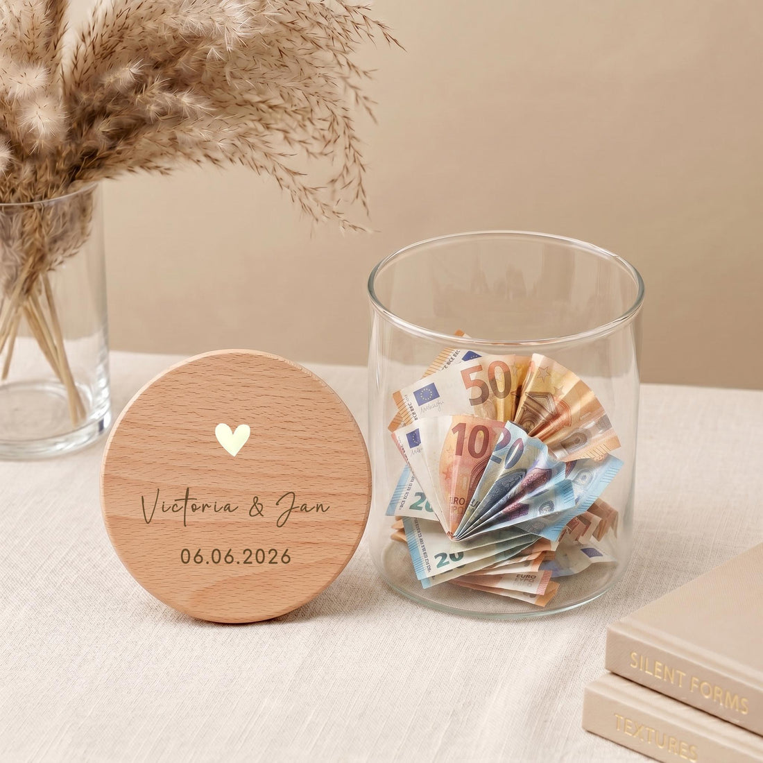 Personalisiertes Vorratsglas als Geldgeschenk zur Hochzeit für Brautpaar oder Ehepaar. Das dekorative Glas mit individueller Gravur eignet sich perfekt zum stilvollen Verschenken von Geld, Gutscheinen oder kleinen Überraschungen zur Hochzeit oder Verlobung.