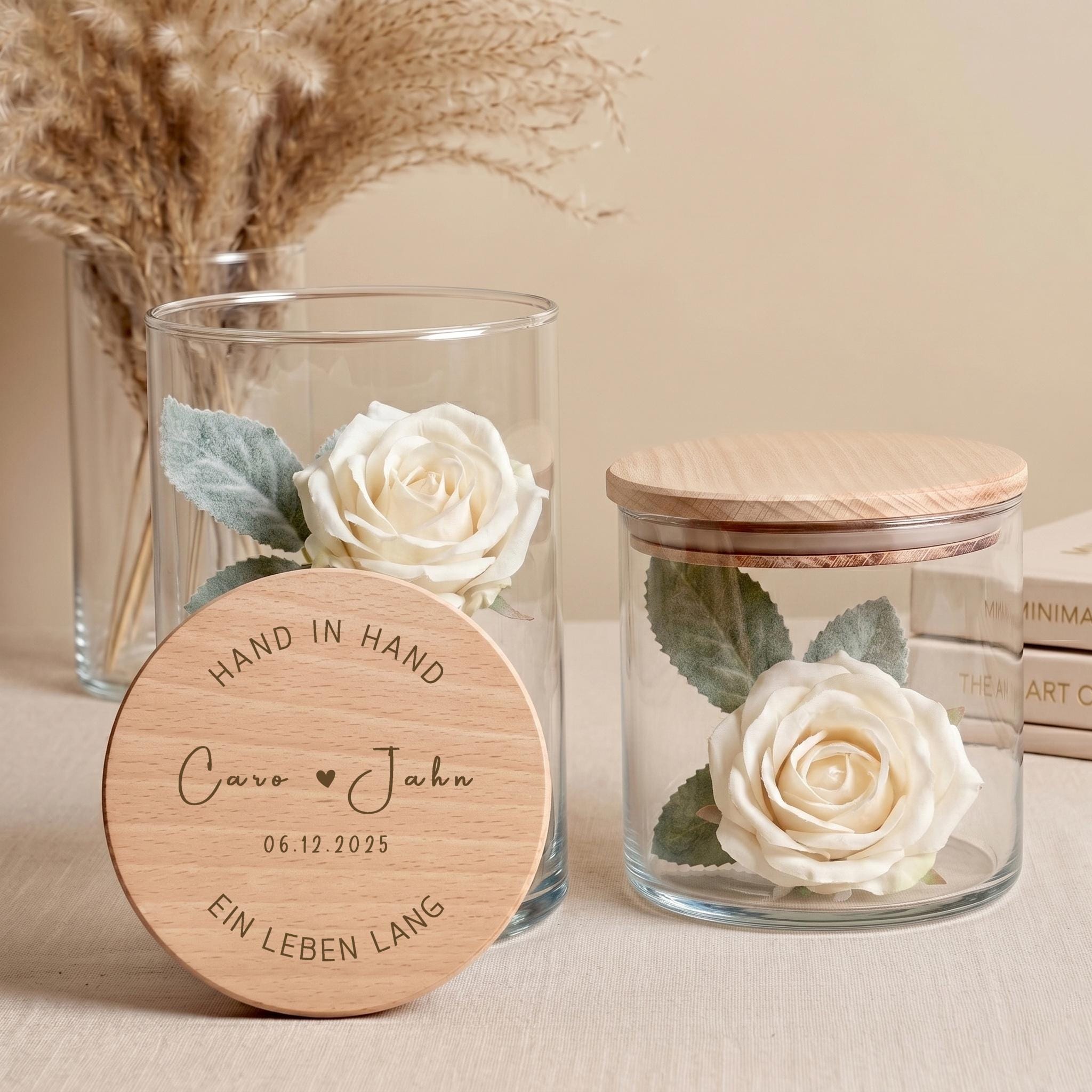 Geschenk zur Hochzeit als personalisiertes Vorratsglas mit Gravur. Das hochwertige Glas eignet sich perfekt als Erinnerungsgeschenk für Ehepaar, Verlobte oder als stilvolle Dekoration für das gemeinsame Zuhause.
