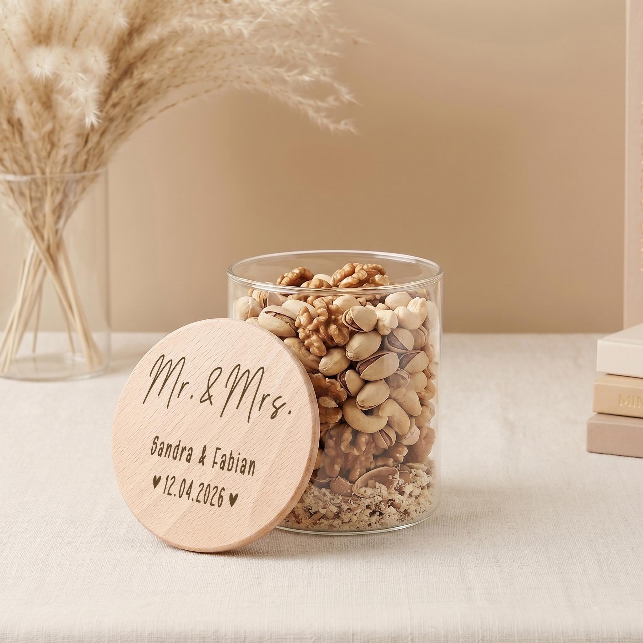 Geschenkidee Hochzeit als personalisiertes Vorratsglas für Paare. Eine stilvolle Möglichkeit, Geldgeschenke oder kleine Überraschungen zur Hochzeit dekorativ und persönlich zu überreichen.