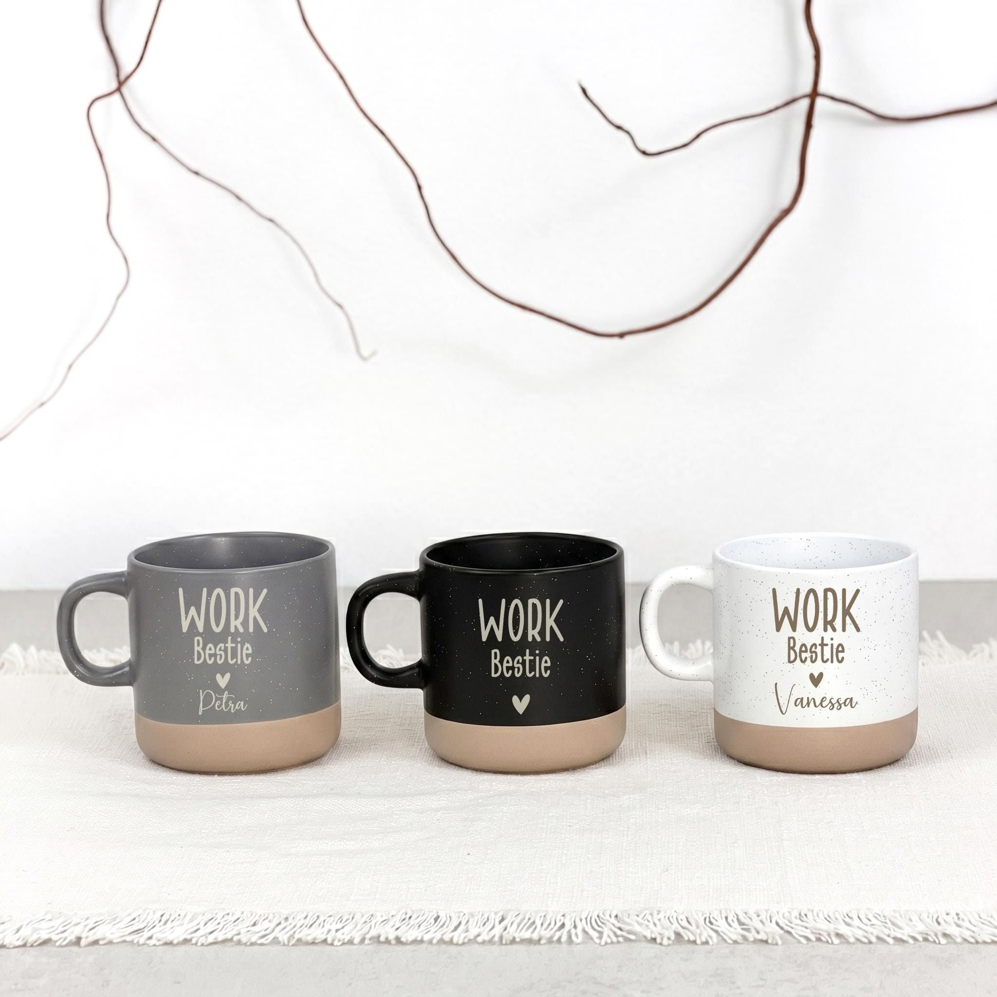 Personalisierte Kaffeetasse mit Name im Geschenkset mit Tablett. Dieses Set ist perfekt als Tasse Geschenk Arbeitskollegin, Abschiedsgeschenk Kollegin oder Work Bestie Abschied Kollegin. Die Keramiktasse 360 ml ist praktisch und das Holztablett dekorativ.