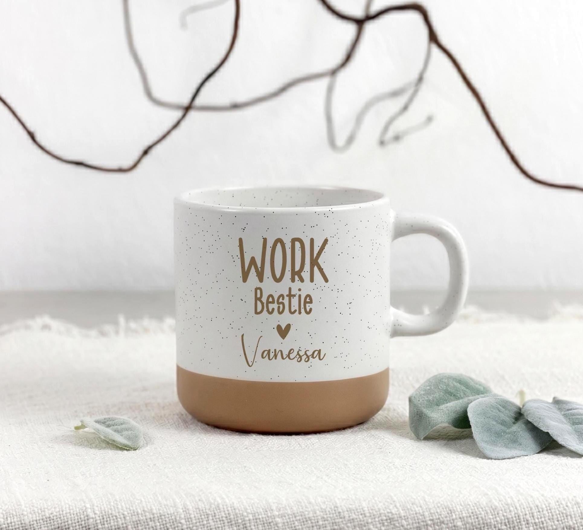 Kollegin Geschenk als personalisierte Keramiktasse 360 ml mit Tablett. Dieses Geschenkset eignet sich als Abschiedsgeschenk Arbeit, Ruhestand Geschenk oder Jobwechsel Geschenk. Eine praktische und emotionale Geschenkidee mit individueller Gravur.