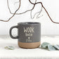 Geschenkset Tasse mit Tablett als Abschiedsgeschenk personalisiert für Kollegin. Die Tasse mit Name und das Holztablett mit Gravur machen dieses Set zu einer stilvollen Erinnerung an gemeinsame Arbeitstage und besondere Momente im Team.