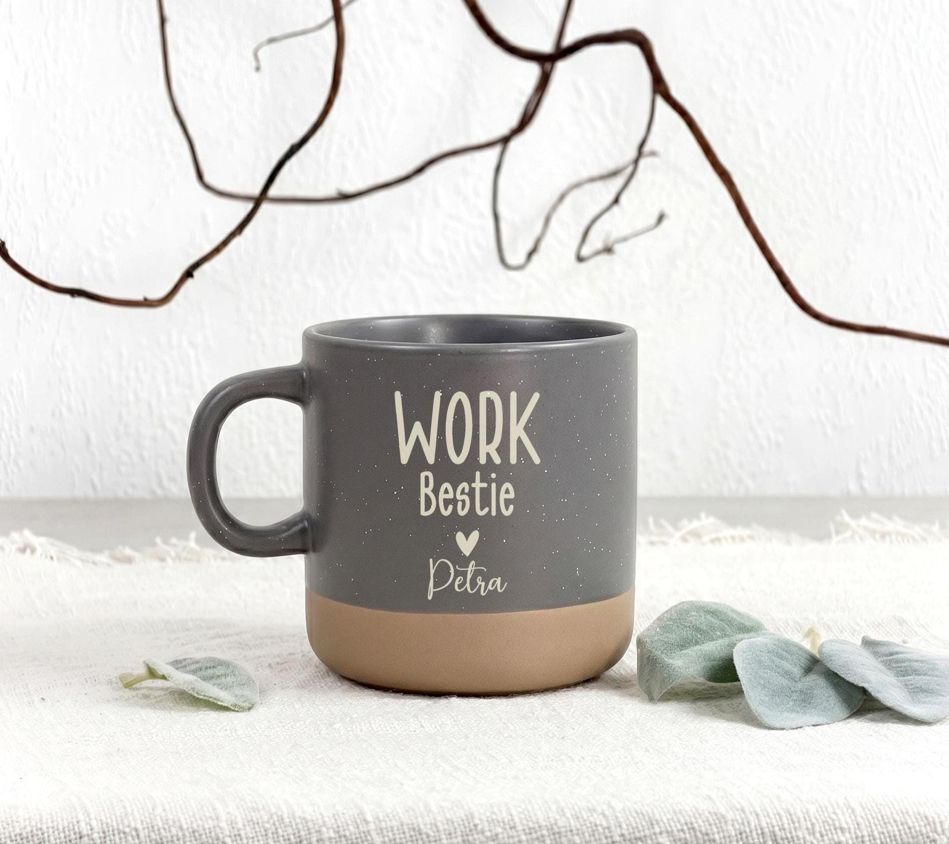 Geschenkset Tasse mit Tablett als Abschiedsgeschenk personalisiert für Kollegin. Die Tasse mit Name und das Holztablett mit Gravur machen dieses Set zu einer stilvollen Erinnerung an gemeinsame Arbeitstage und besondere Momente im Team.