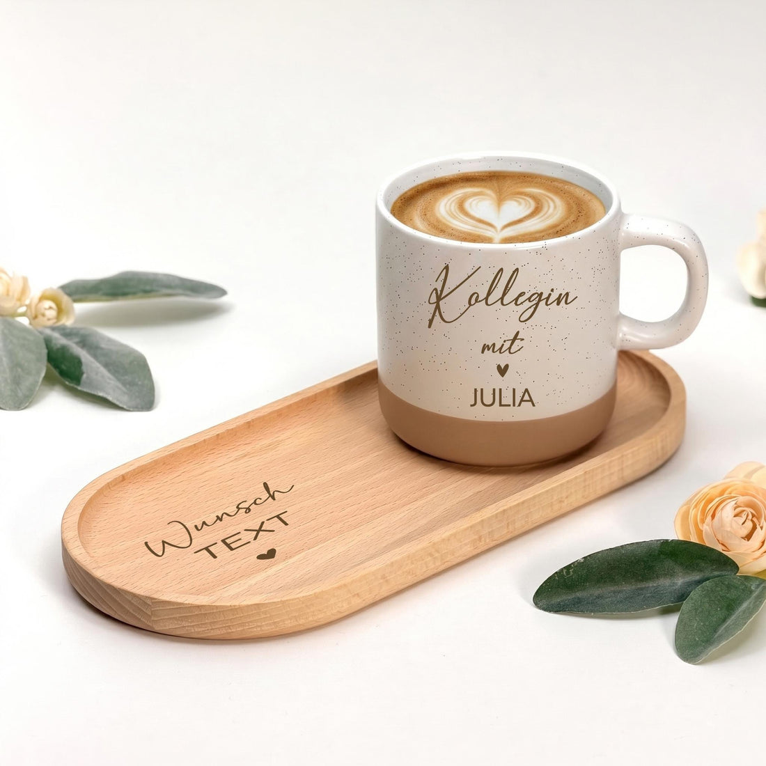 Geschenk für Kollegin als personalisierte Tasse mit Name und Holztablett. Dieses Geschenkset Tasse mit Tablett eignet sich als Abschiedsgeschenk personalisiert, Geschenkidee Abschied Arbeit oder Ruhestand Geschenk. Eine besondere Überraschung mit persönlicher Gravur.