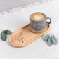 Personalisierte Tasse mit Name als Geschenk für Kollegin im Set mit Holztablett. Dieses Abschiedsgeschenk eignet sich für Arbeitskollegin, Work Bestie oder Teammitglied. Perfekt zum Jobwechsel oder Ruhestand und ideal für Kaffee und Tee.
