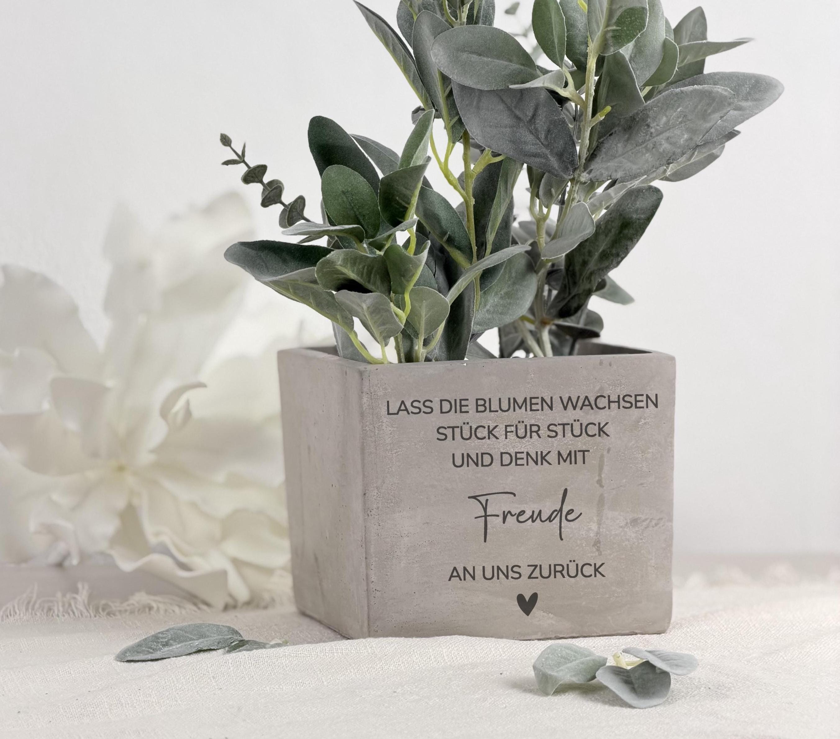Geschenkidee Abschied Lehrer oder Kita Team als Blumentopf mit individueller Gravur. Dieses personalisierte Geschenk ist ideal als Gruppengeschenk von Kindern und Eltern und verbindet modernes Design mit emotionaler Bedeutung.