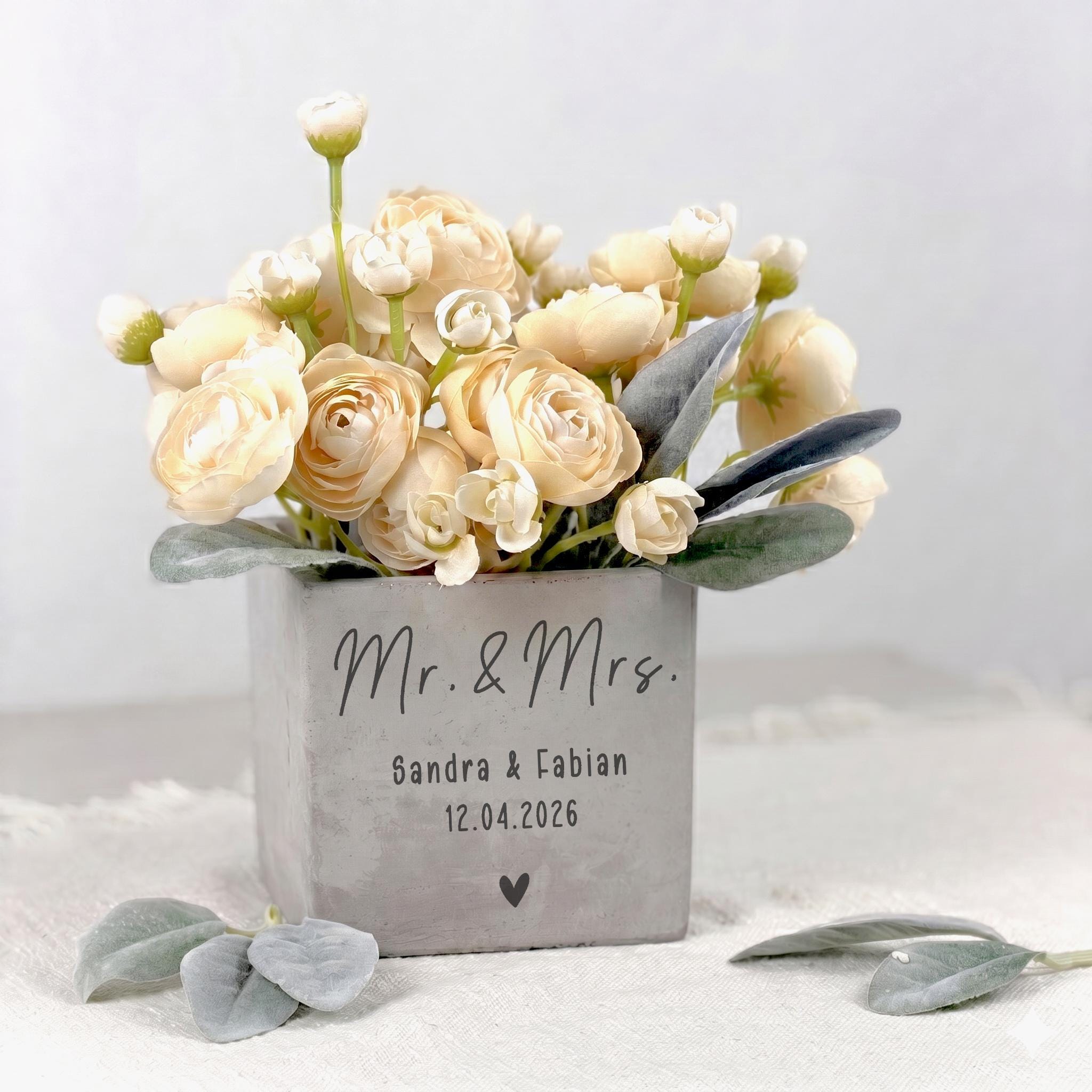 Hochzeitsgeschenk mit Namen als stilvoller Blumentopf in hochwertiger Betonoptik. Dieses personalisierte Geschenk für Braut und Bräutigam eignet sich ideal für Blumen, Kräuter oder kleine Pflanzen und bringt eine persönliche und emotionale Note in jedes Zuhause.