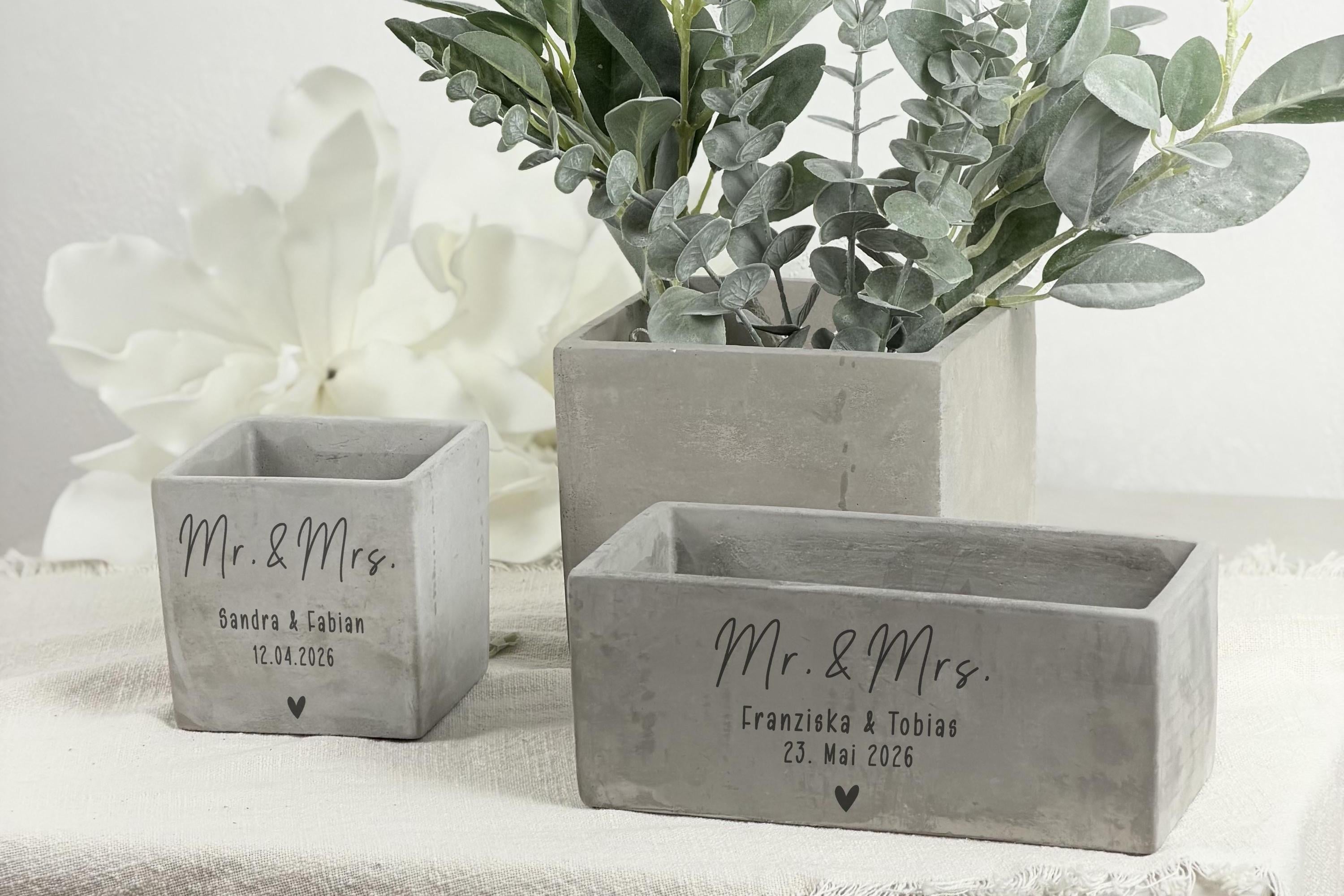 Personalisierter Blumentopf als besonderes Hochzeitsgeschenk für Brautpaar oder Ehepaar. Der moderne Blumentopf mit individueller Gravur von Namen oder Datum eignet sich perfekt als dekoratives Erinnerungsstück zur Hochzeit, Verlobung oder zum gemeinsamen Start ins neue Zuhause.