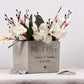 Blumentopf personalisiert mit Gravur als Geschenkidee zur Hochzeit oder Verlobung. Das hochwertige Design in Betonoptik macht dieses Geschenk zu einem stilvollen Highlight mit persönlicher Botschaft und bleibendem Erinnerungswert.