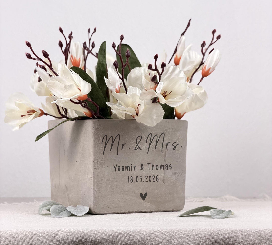 Blumentopf personalisiert mit Gravur als Geschenkidee zur Hochzeit oder Verlobung. Das hochwertige Design in Betonoptik macht dieses Geschenk zu einem stilvollen Highlight mit persönlicher Botschaft und bleibendem Erinnerungswert.