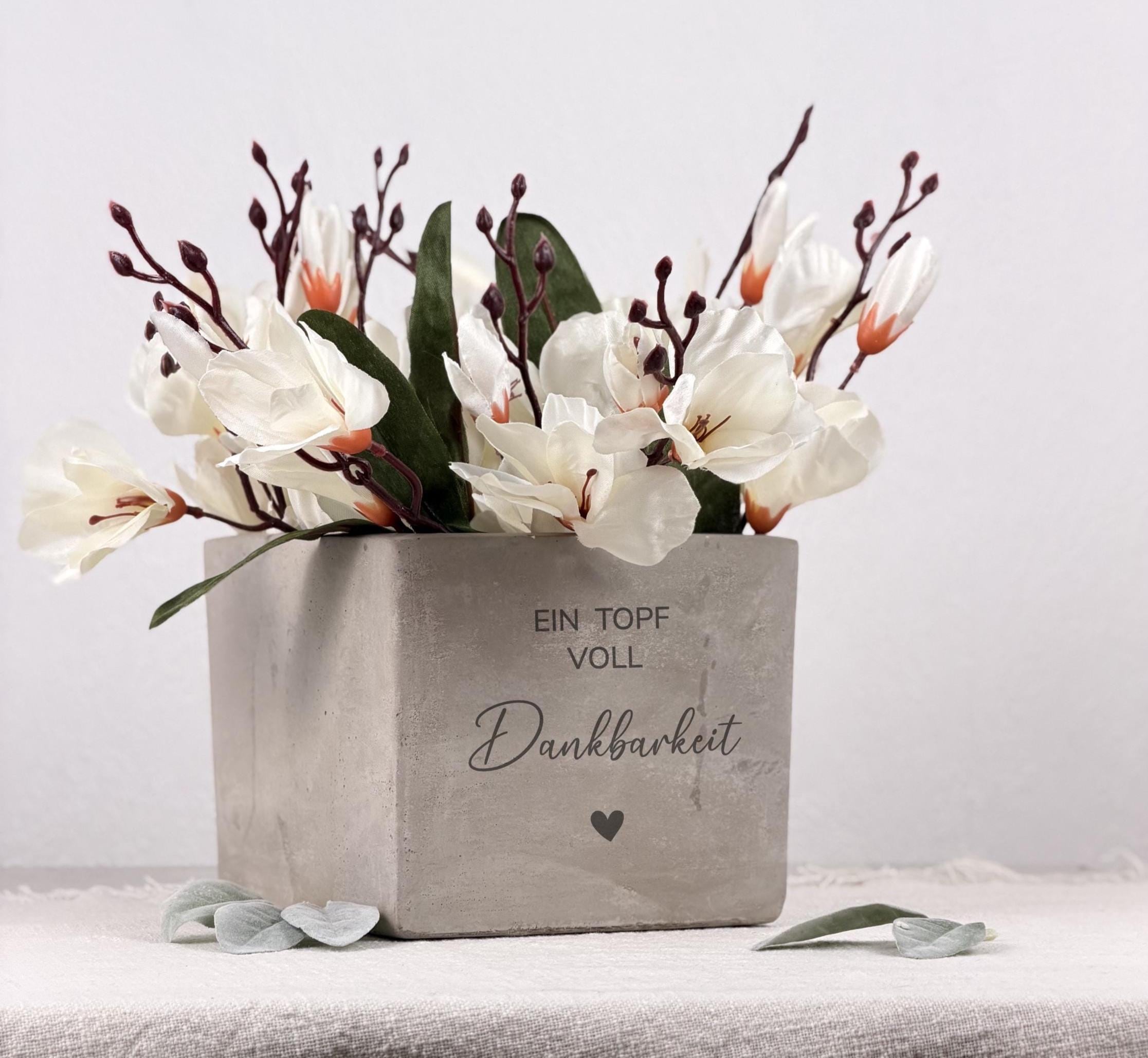 Personalisierter Blumentopf in drei Größen – klein, mittel und groß – aus unglasierter Keramik mit Beton-Look. Perfektes Abschiedsgeschenk für Lehrerin, Erzieherin oder Tagesmutter. Eignet sich als Dankeschön, Weihnachtsgeschenk oder Geschenk zum Schulabschluss. Stilvoll, langlebig und ideal für verschiedene Pflanzenarten und Dekorationen.