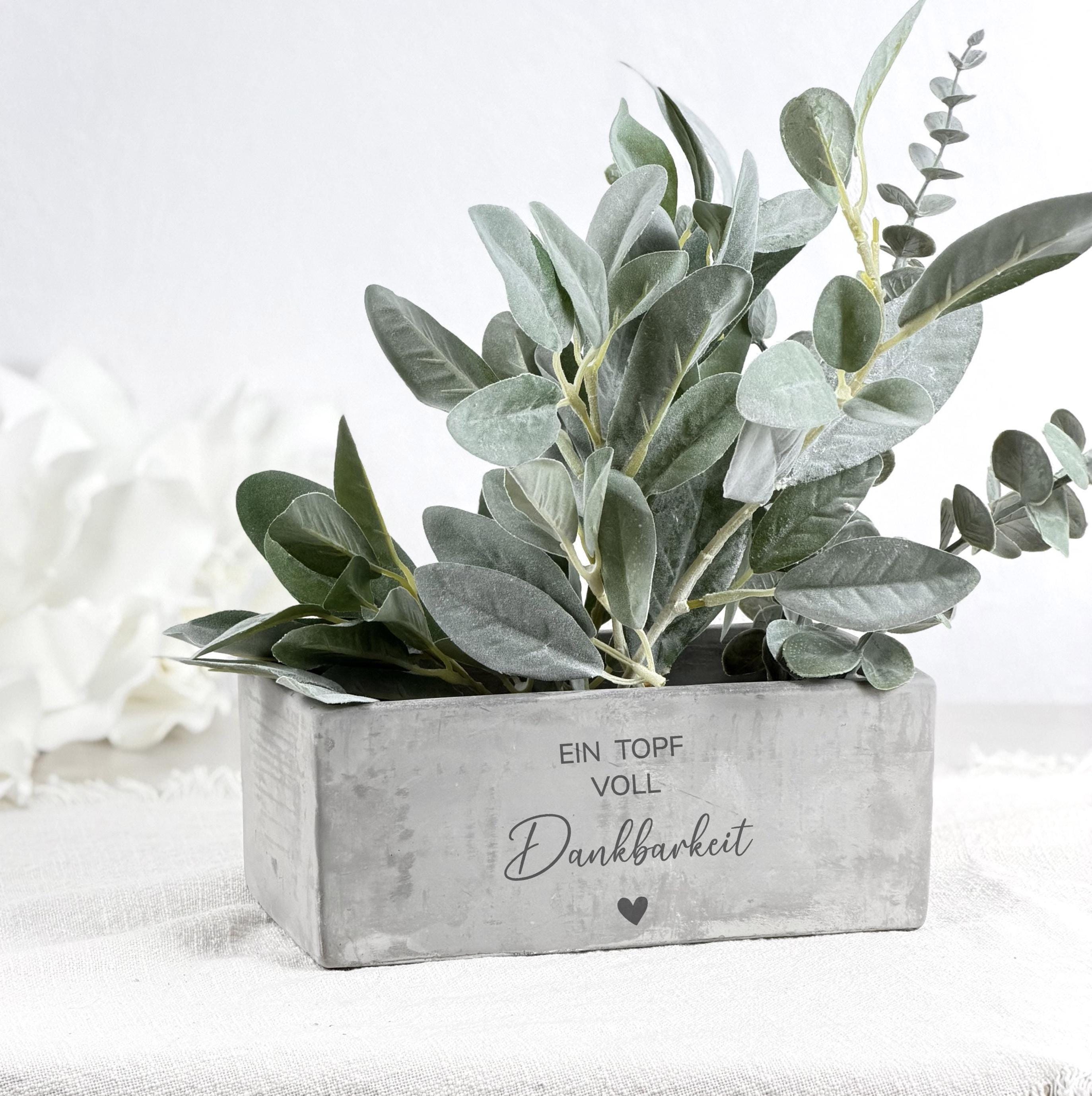 Personalisierter Keramik-Blumentopf in Betonoptik mit individuell gestaltbarem Spruch. Ideal als Dankesgeschenk für Lehrerin, Erzieherin oder Tagesmutter zum Kita-Abschied oder Schulende. Zeigt natürliche Textur und hochwertiges Material. Perfekt für Geschenksets, Gruppen-Geschenke und besondere Anlässe.