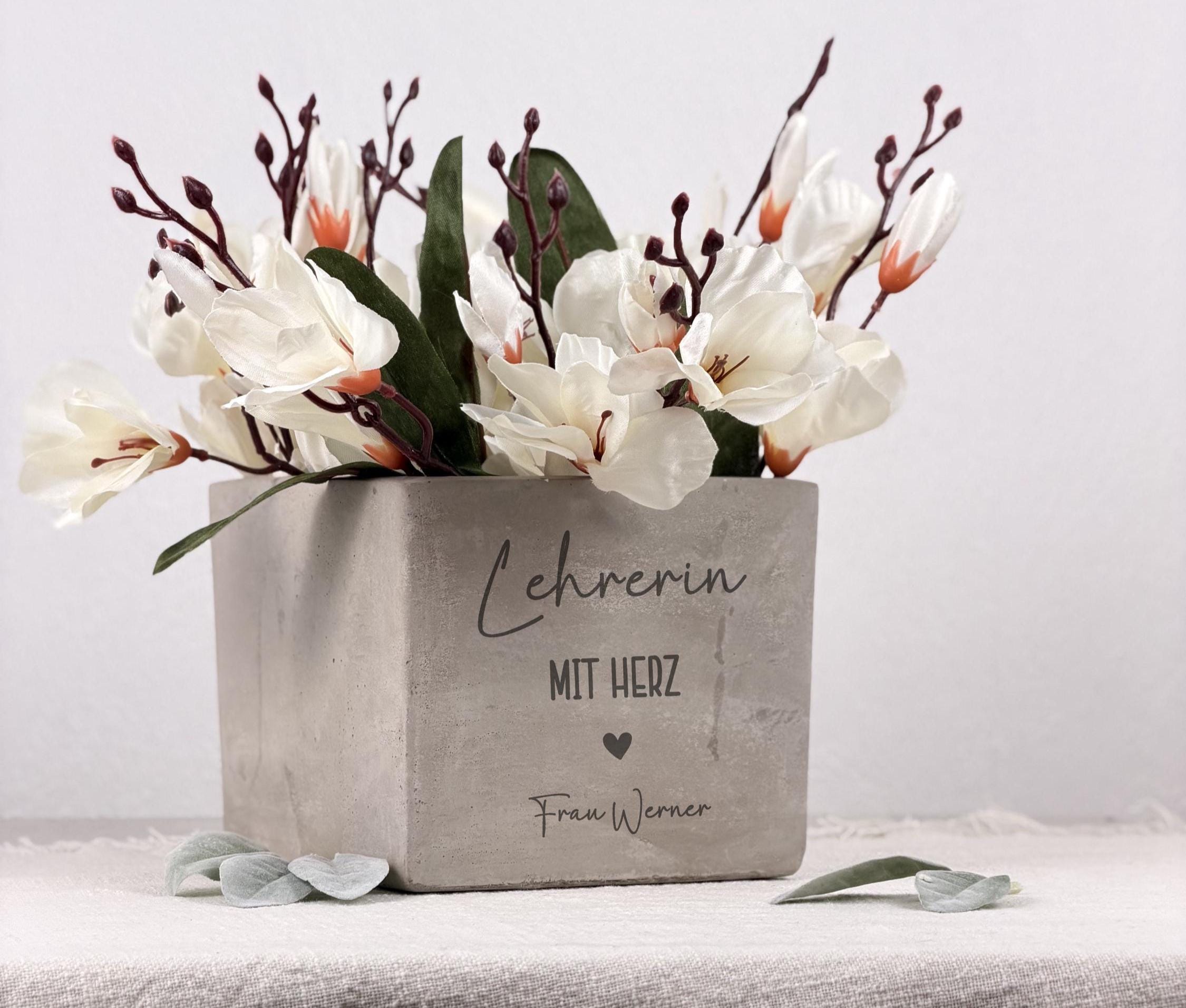 Personalisierter Blumentopf als Abschiedsgeschenk für Lehrerin oder Lehrer. Der dekorative Blumentopf mit individueller Gravur eignet sich perfekt als Dankeschön zum Schulabschluss, Kindergartenabschied oder zum Ende eines besonderen Schuljahres.