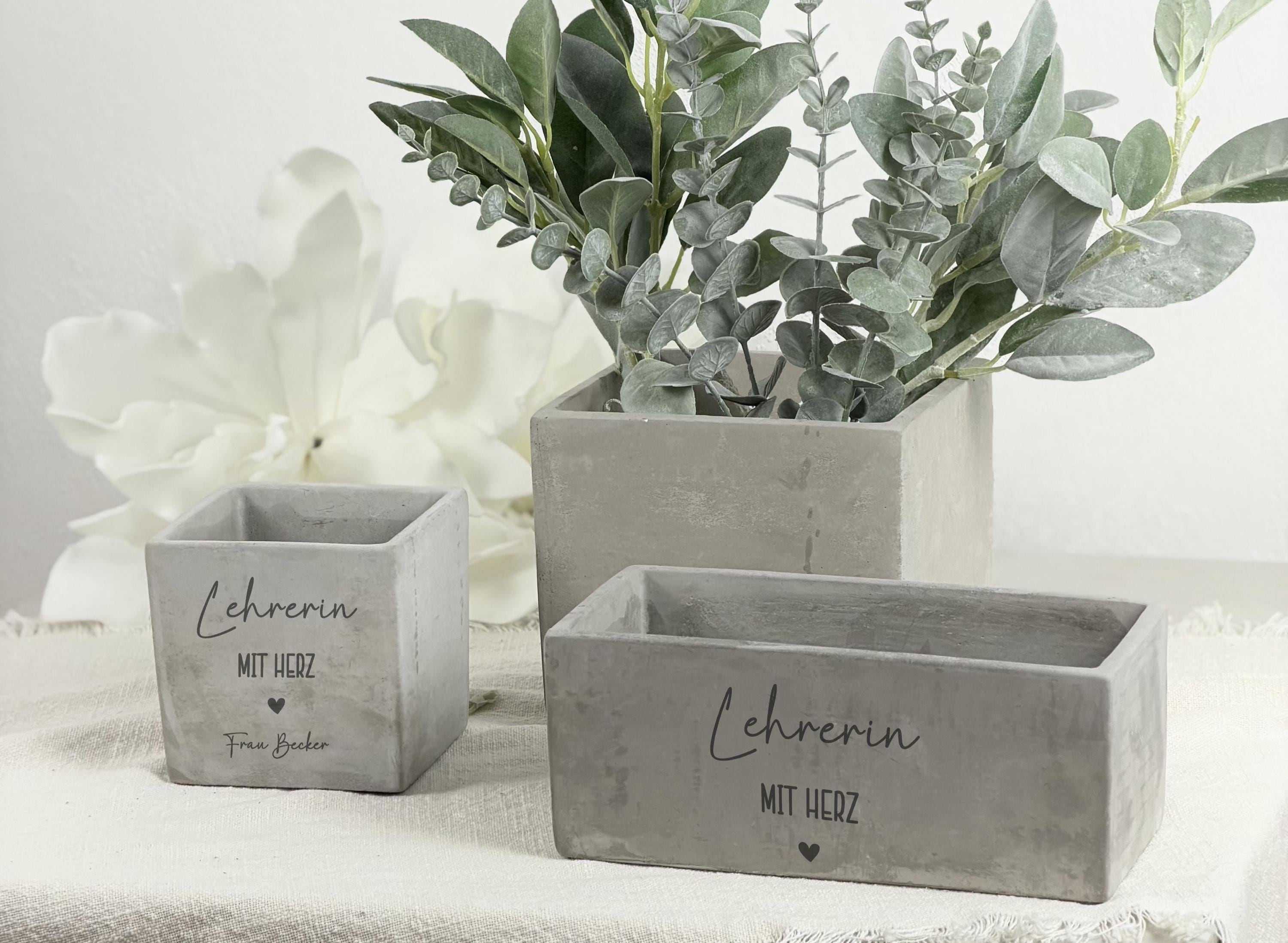 Lehrer Geschenk Danke sagen mit personalisiertem Blumentopf in moderner Betonoptik. Eine stilvolle Geschenkidee zum Schulabschluss oder als Erinnerung an die gemeinsame Zeit im Unterricht.