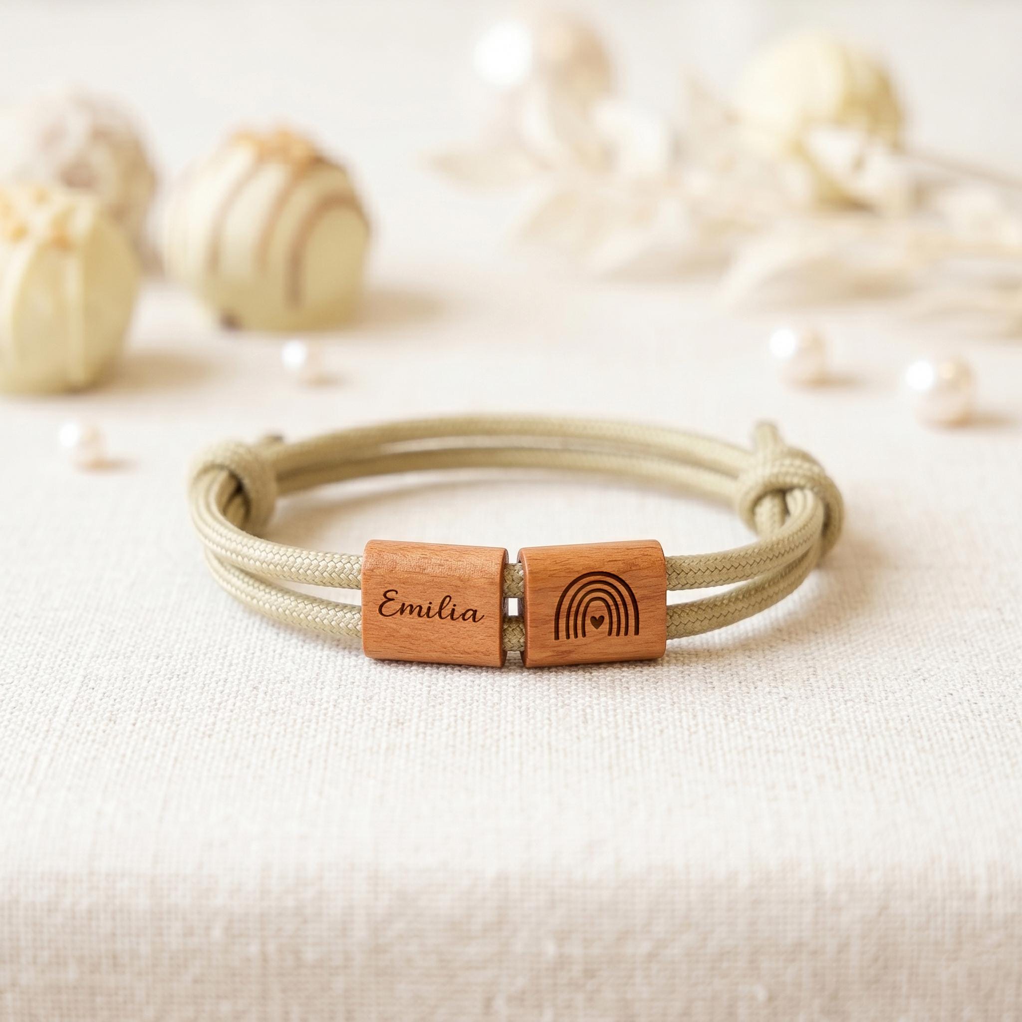 Personalisiertes Taufarmband aus Holz mit individueller Namensgravur für Kinder, liebevoll gefertigtes Kinderarmband als besonderes Geschenk zur Taufe, Kommunion oder Konfirmation für Mädchen und Jungen mit natürlicher Holzmaserung und verstellbarem Band