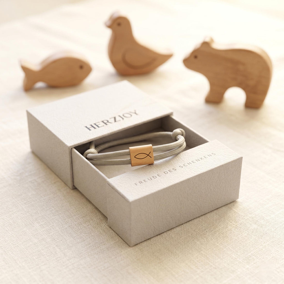 Kinderarmband mit Wunschname graviert auf Holzplättchen, personalisiertes Geschenk zur Taufe oder Kommunion, liebevolle Erinnerung für Mädchen und Jungen, angenehm zu tragen und individuell verstellbar